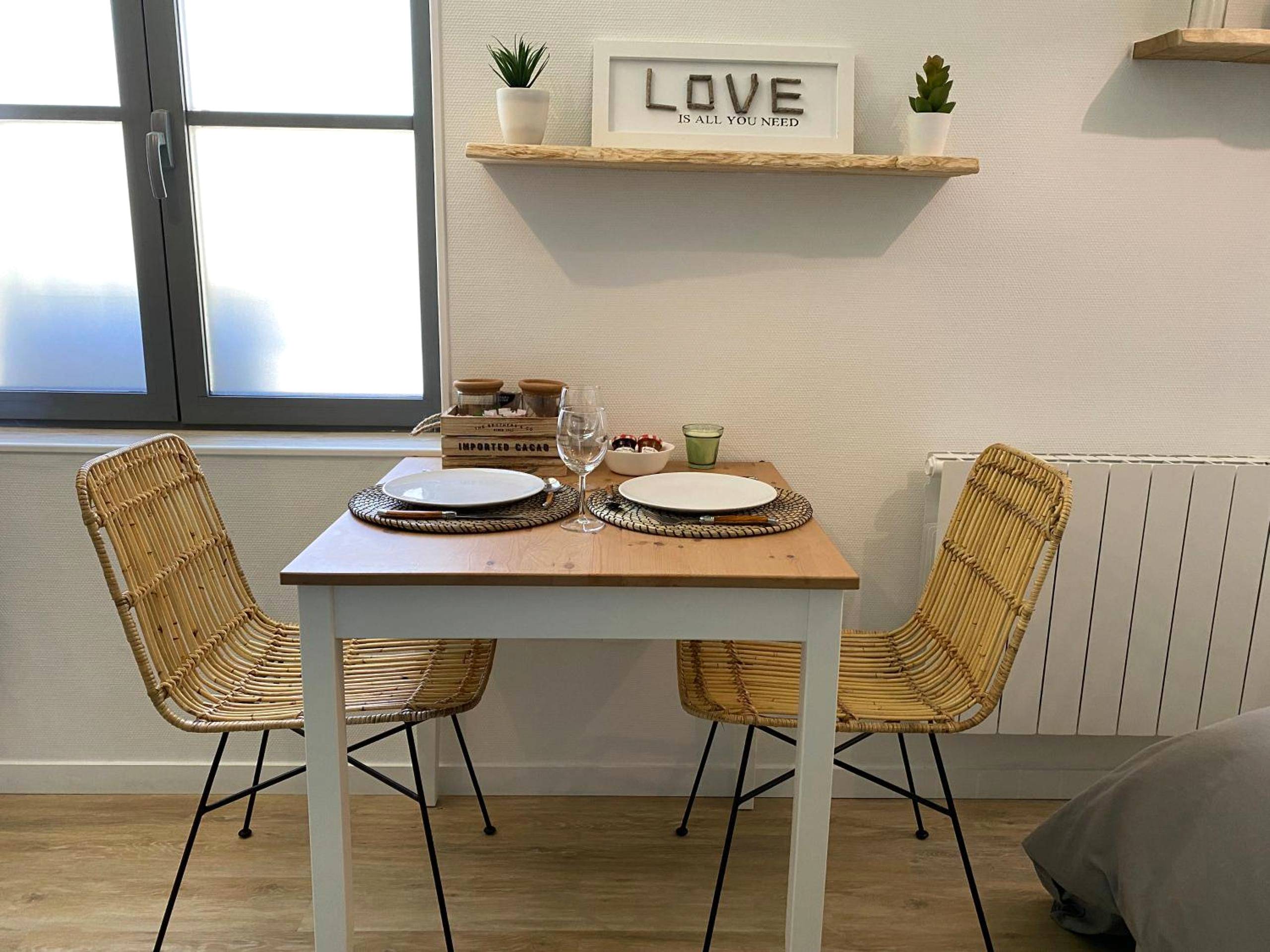 Table de repas romantique avec chaises en rotin - La cabane voyage