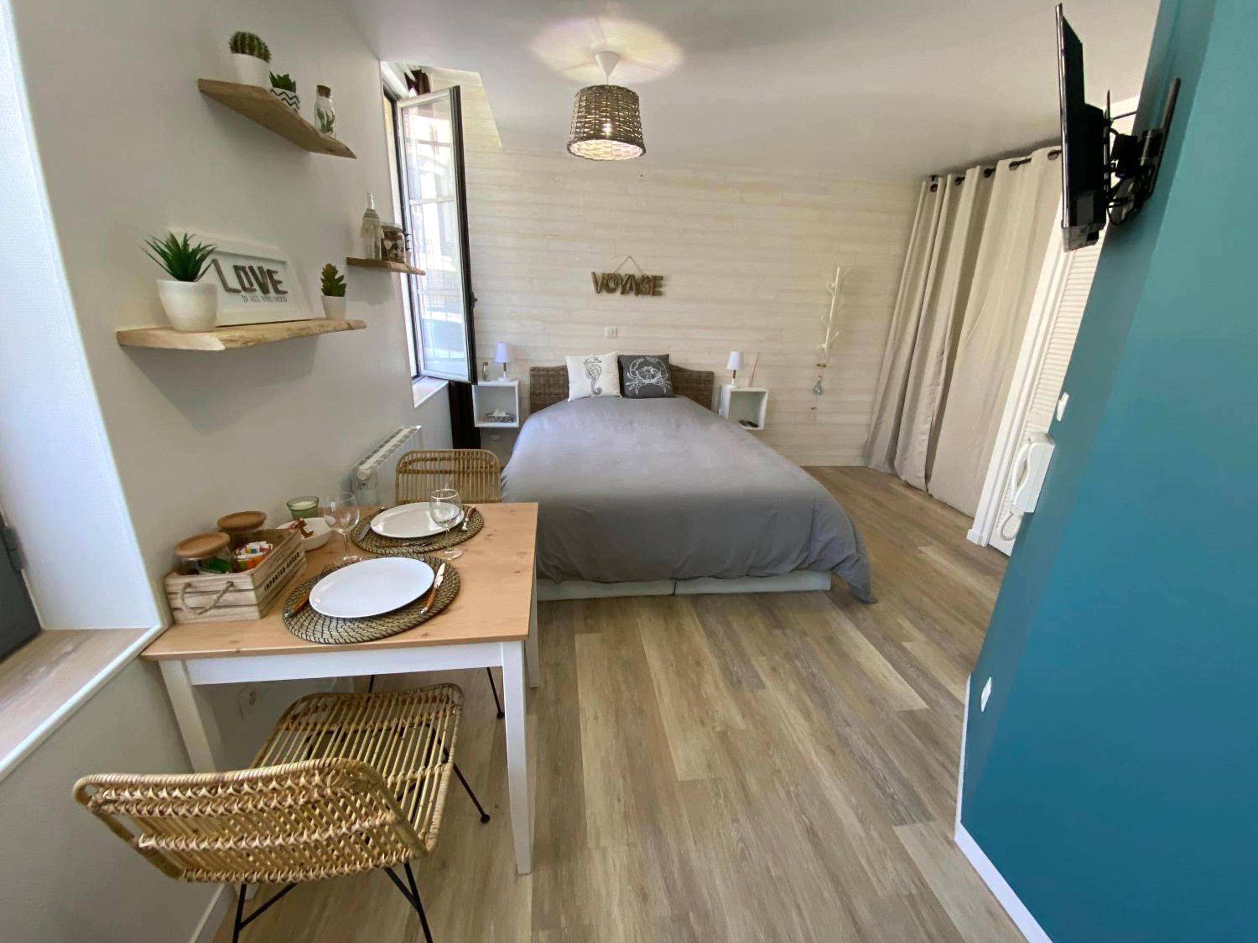 Chambre lumineuse avec décoration bois et nature - La cabane voyage