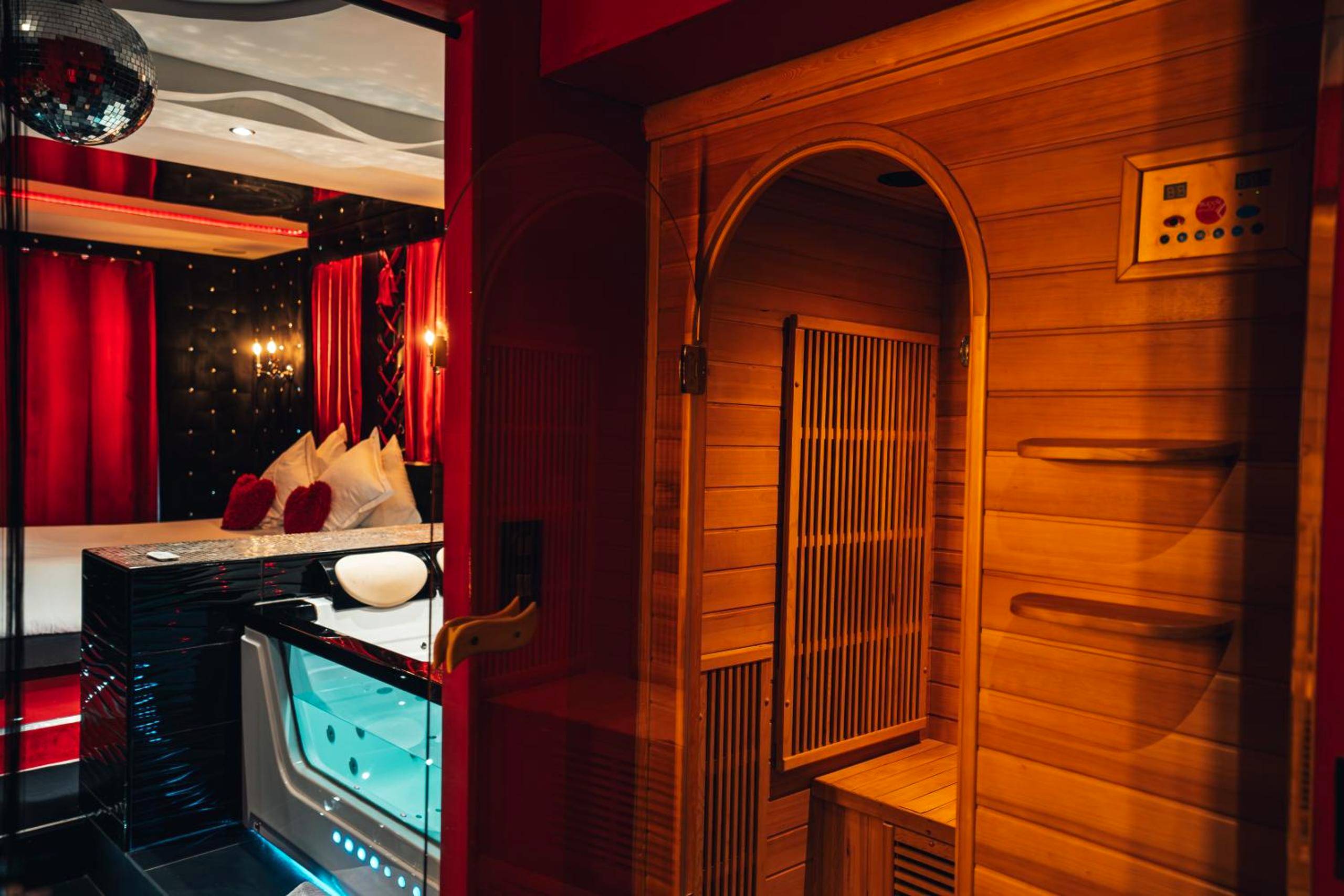 Sauna infrarouge en bois et vue sur le jacuzzi - Le Cabaret Vip SPA