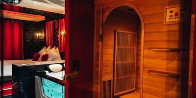 Sauna infrarouge en bois et vue sur le jacuzzi - Le Cabaret Vip SPA