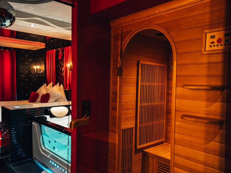 Sauna infrarouge en bois et vue sur le jacuzzi - Le Cabaret Vip SPA