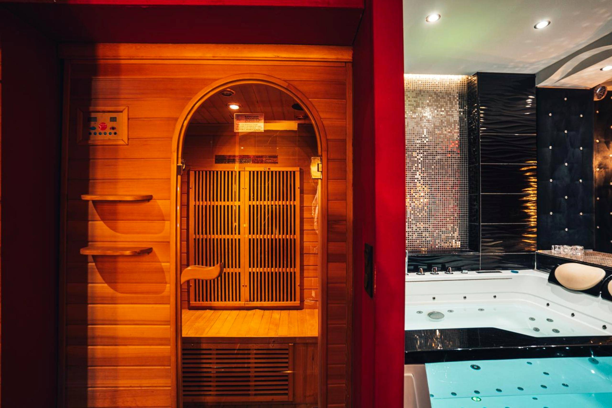 Cabine de sauna et baignoire balnéo vitrée - Le Cabaret Vip SPA