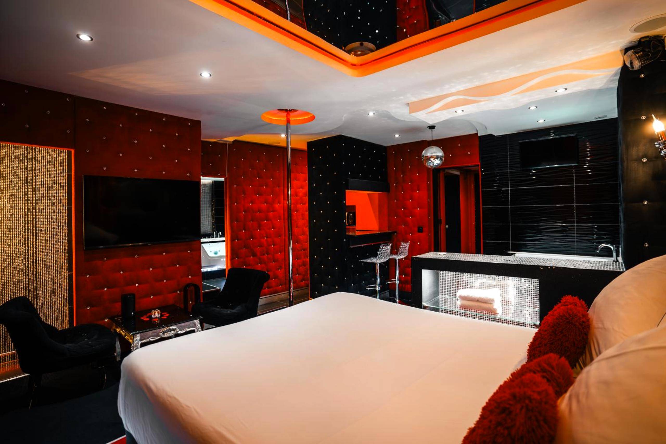 Chambre romantique avec barre de pole dance - Le Cabaret Vip SPA