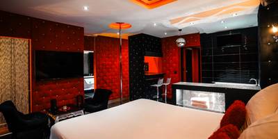 Chambre romantique avec barre de pole dance - Le Cabaret Vip SPA