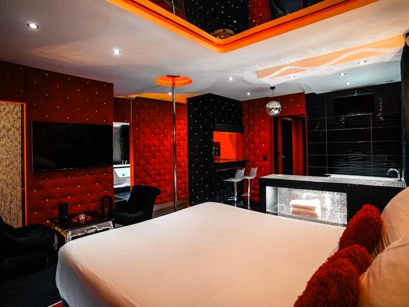 Chambre romantique avec barre de pole dance - Le Cabaret Vip SPA