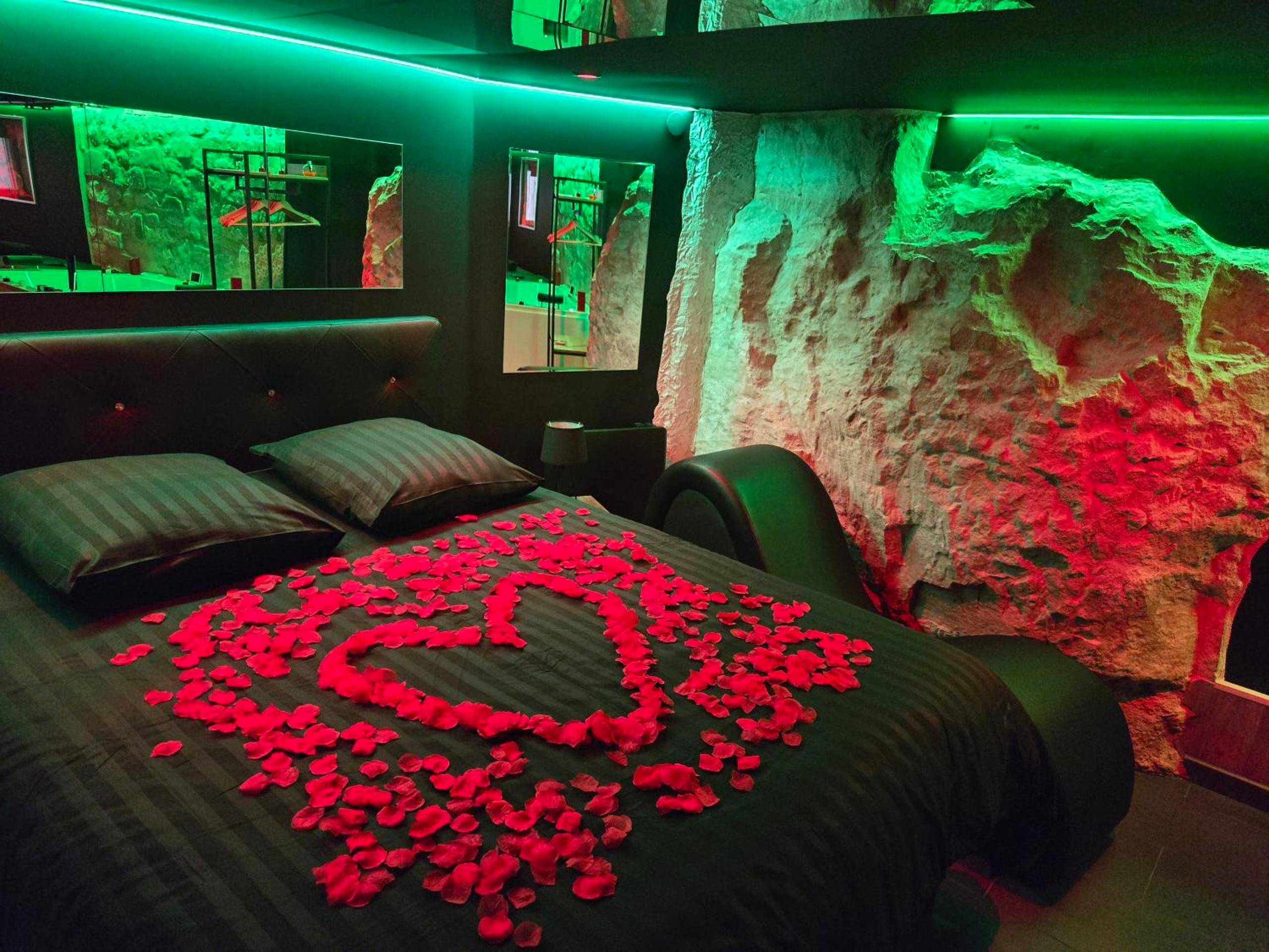 Vue du logement - La Cachette Secrète - Maison romantique avec Balnéo et Sauna Privatif à Caen en Normandie