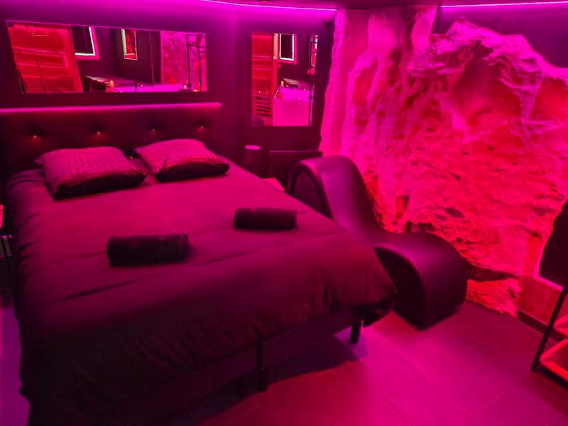 Photo du logement - La Cachette Secrète - Maison romantique avec Balnéo et Sauna Privatif à Caen en Normandie - Épron