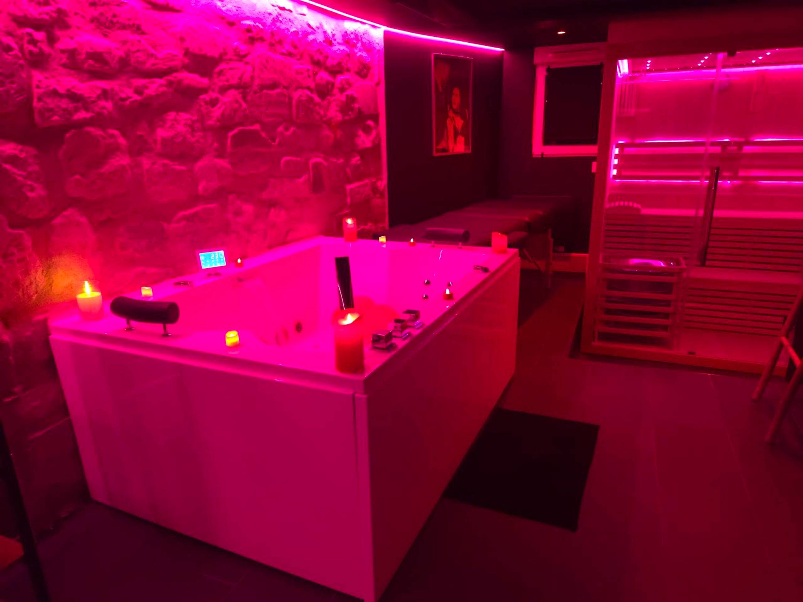 Photo du logement - La Cachette Secrète - Maison romantique avec Balnéo et Sauna Privatif à Caen en Normandie