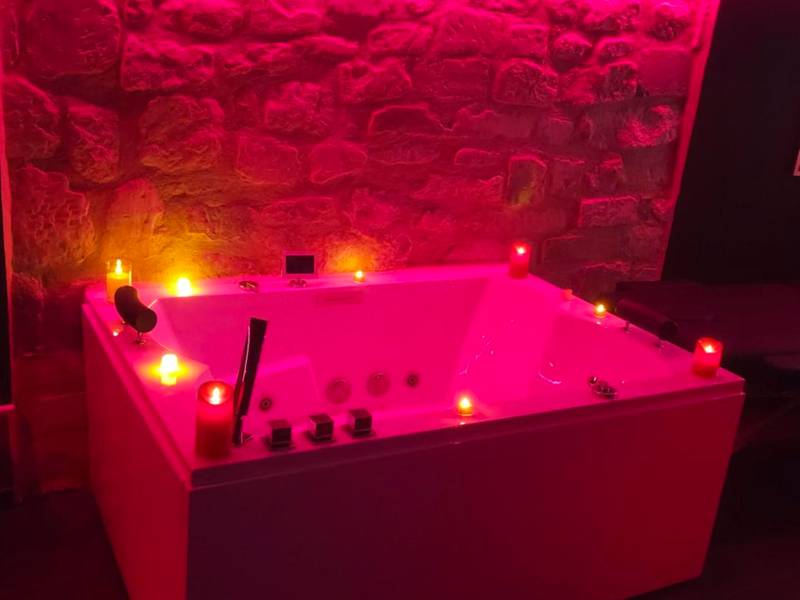 Photo du logement - La Cachette Secrète - Maison romantique avec Balnéo et Sauna Privatif à Caen en Normandie - Épron