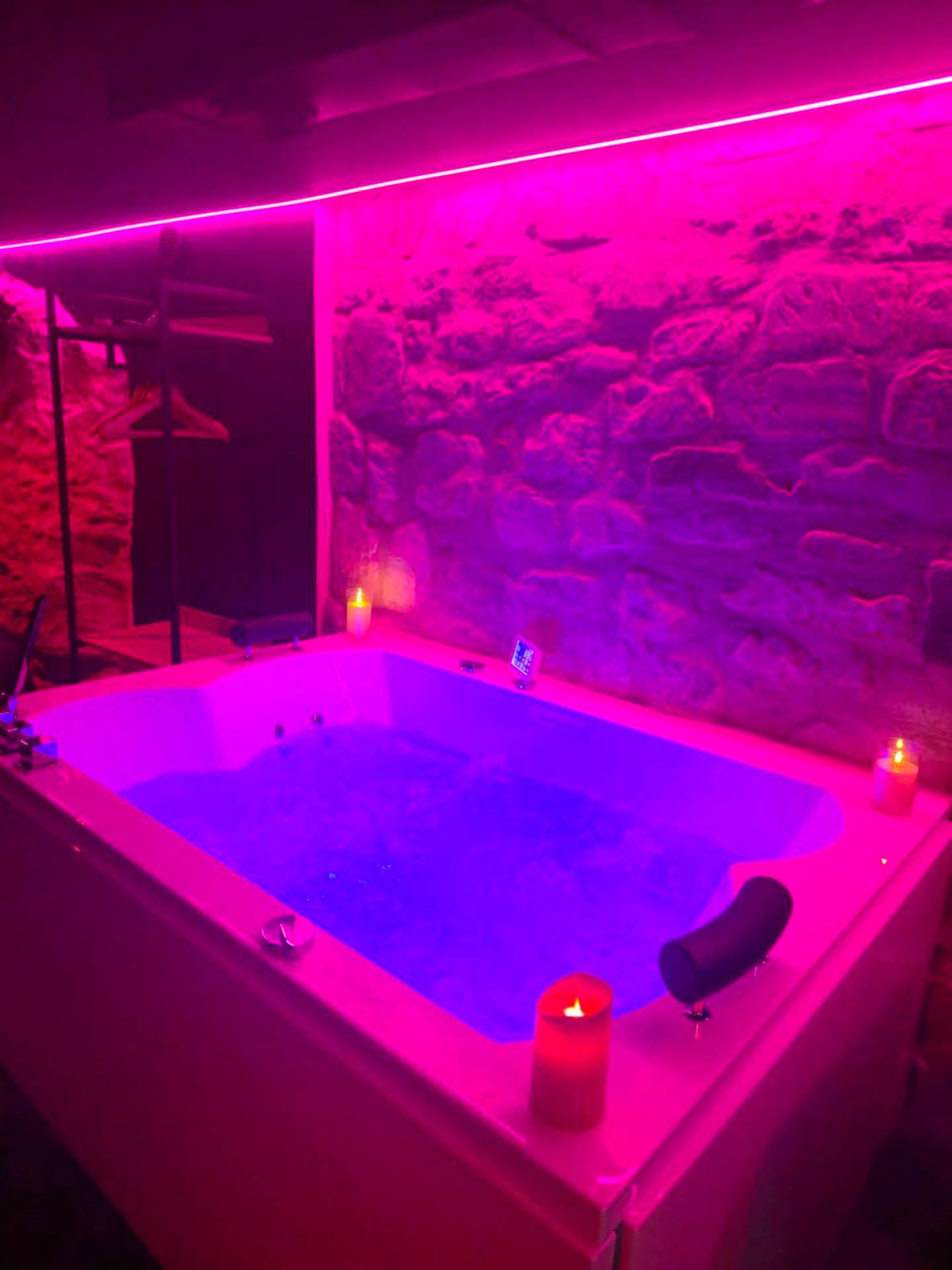 Vue du logement - La Cachette Secrète - Maison romantique avec Balnéo et Sauna Privatif à Caen en Normandie