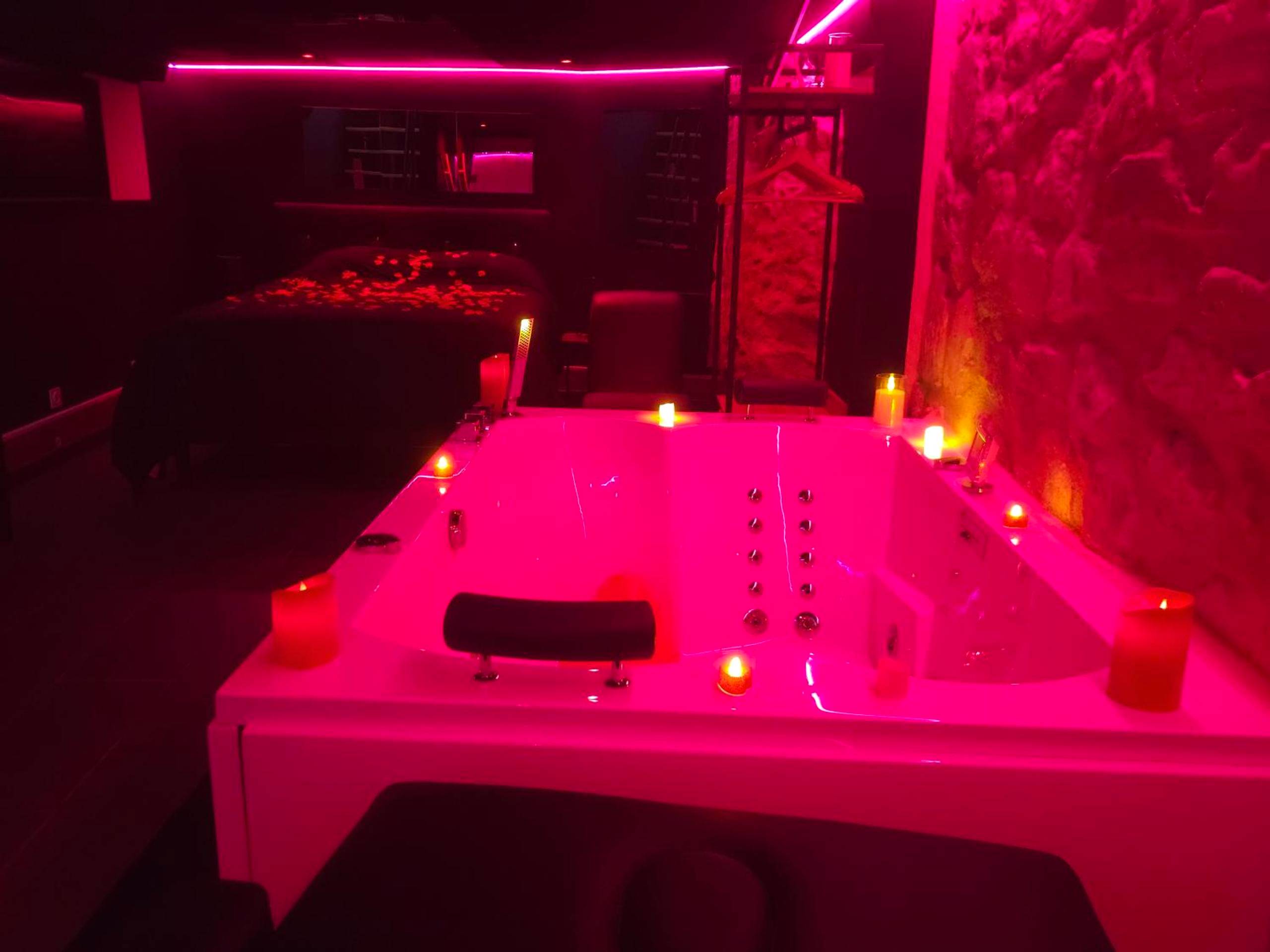 Photo du logement - La Cachette Secrète - Maison romantique avec Balnéo et Sauna Privatif à Caen en Normandie