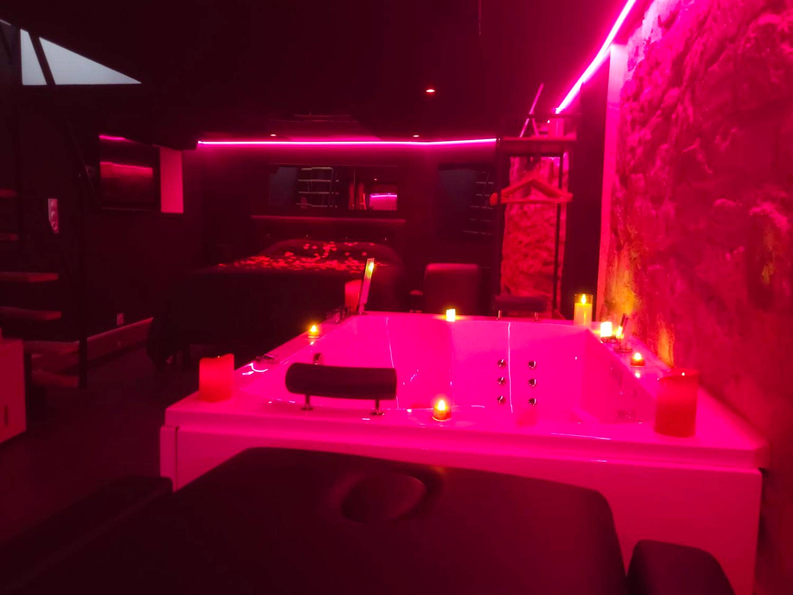 Photo du logement - La Cachette Secrète - Maison romantique avec Balnéo et Sauna Privatif à Caen en Normandie