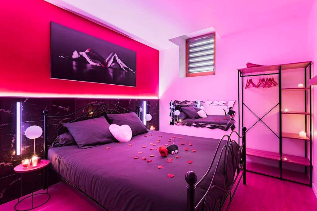 Chambre romantique avec pétales de rose - Cachette Secrète & SPA Narbonne