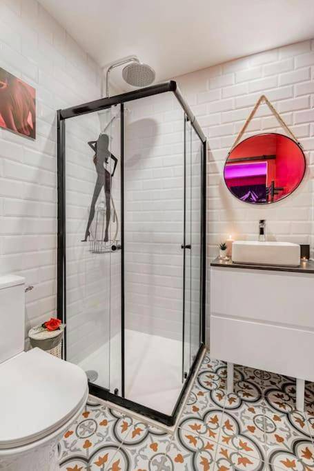 Salle d'eau moderne avec douche à l'italienne - Cachette Secrète & SPA Narbonne