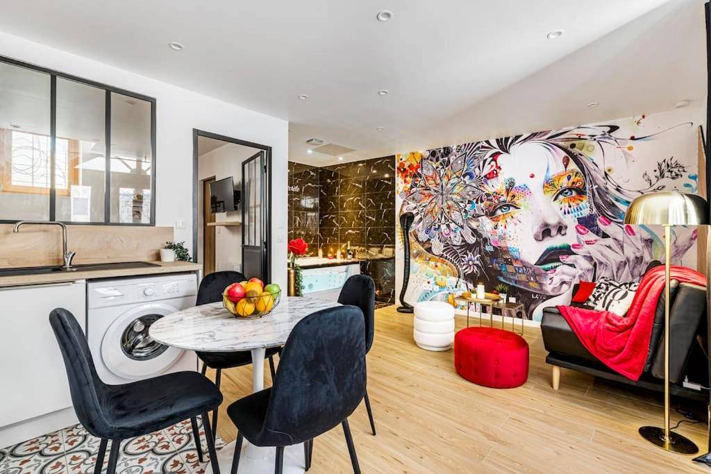 Espace de vie avec cuisine et coin repas - Cachette Secrète & SPA Narbonne