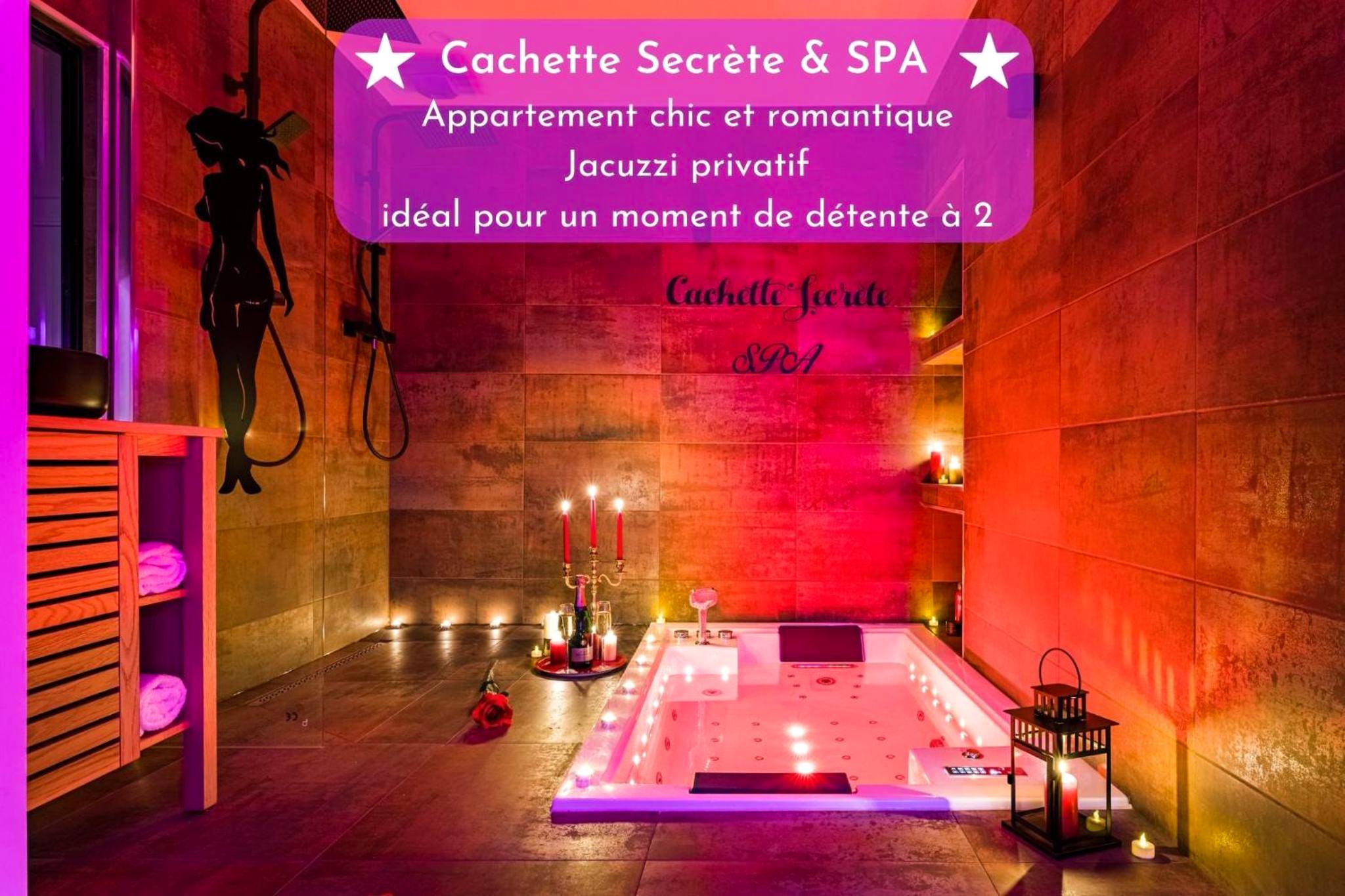 Jacuzzi privatif entouré de bougies - Love Room Bourgoin - Jallieu - Cachette Secrète & SPA