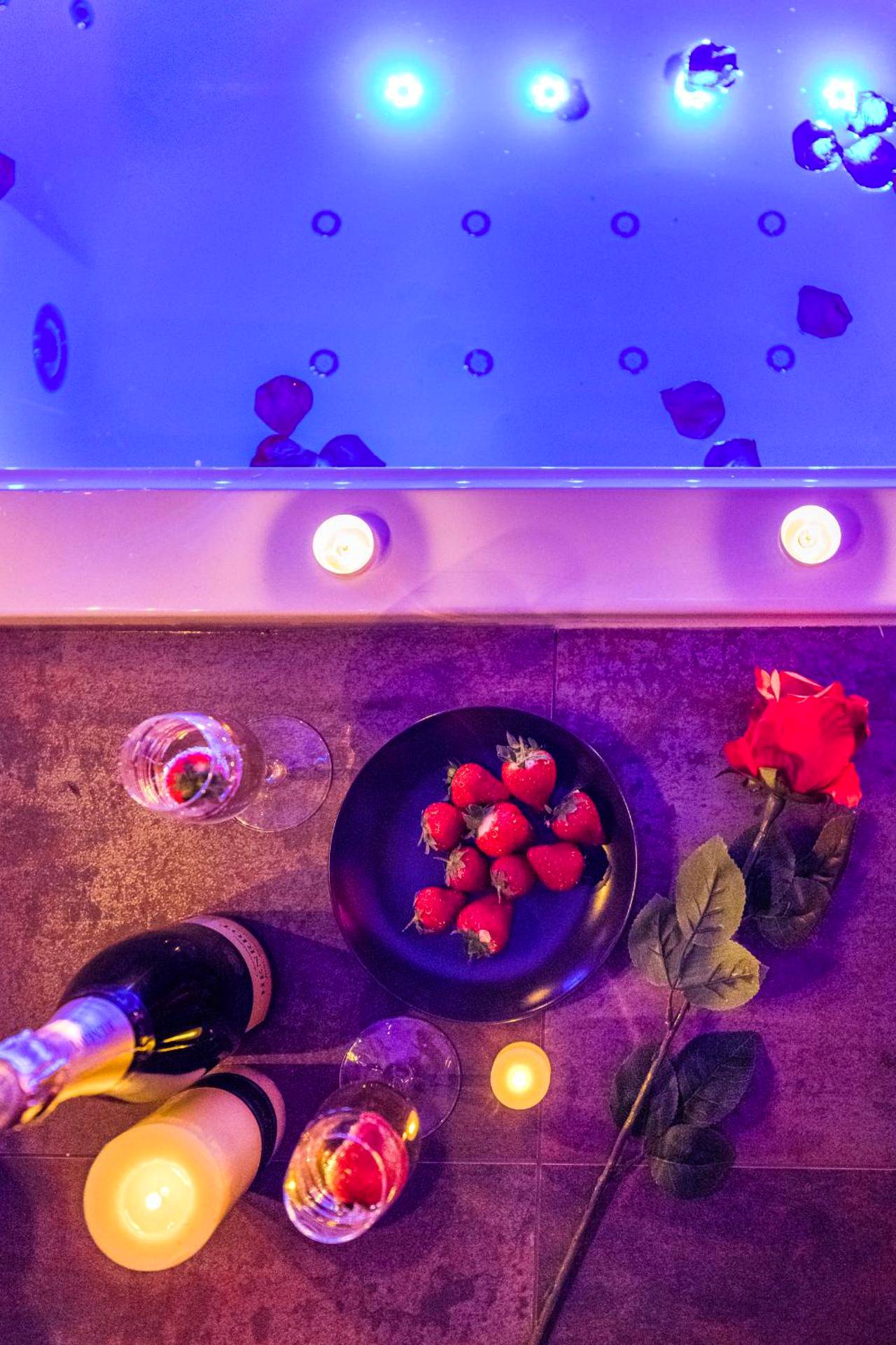 Champagne, fraises et rose au bord de l'eau - Cachette Secrète & SPA