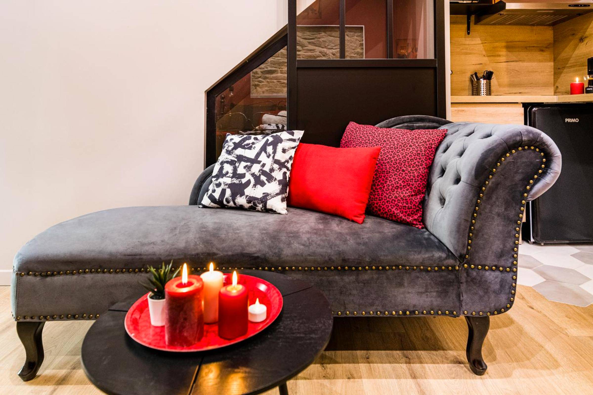 Méridienne grise avec bougies rouges - Cachette Secrète & SPA