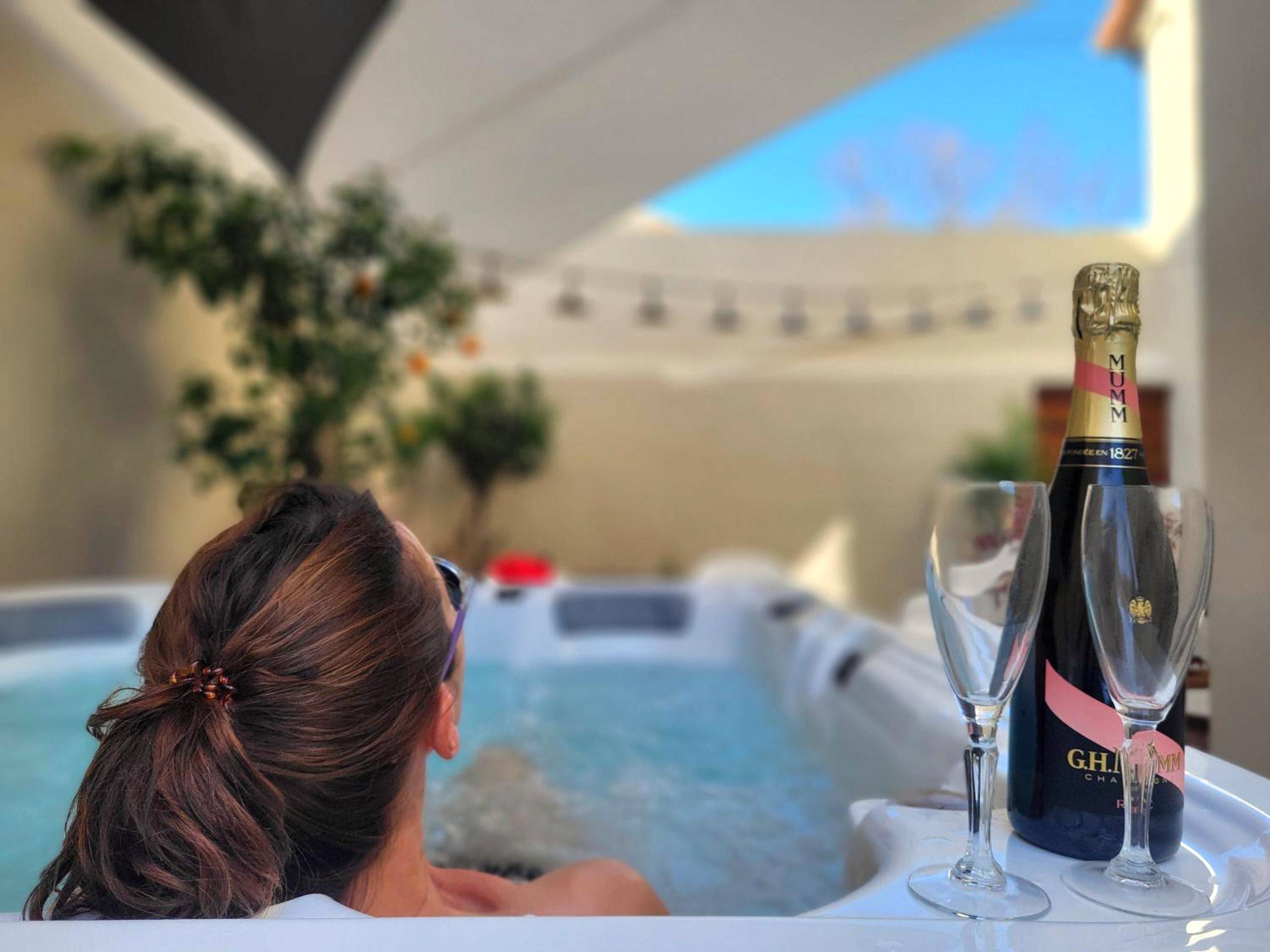 Moment de détente dans un jacuzzi extérieur - Love Room Montélimar - les Cachottiers Montélimar