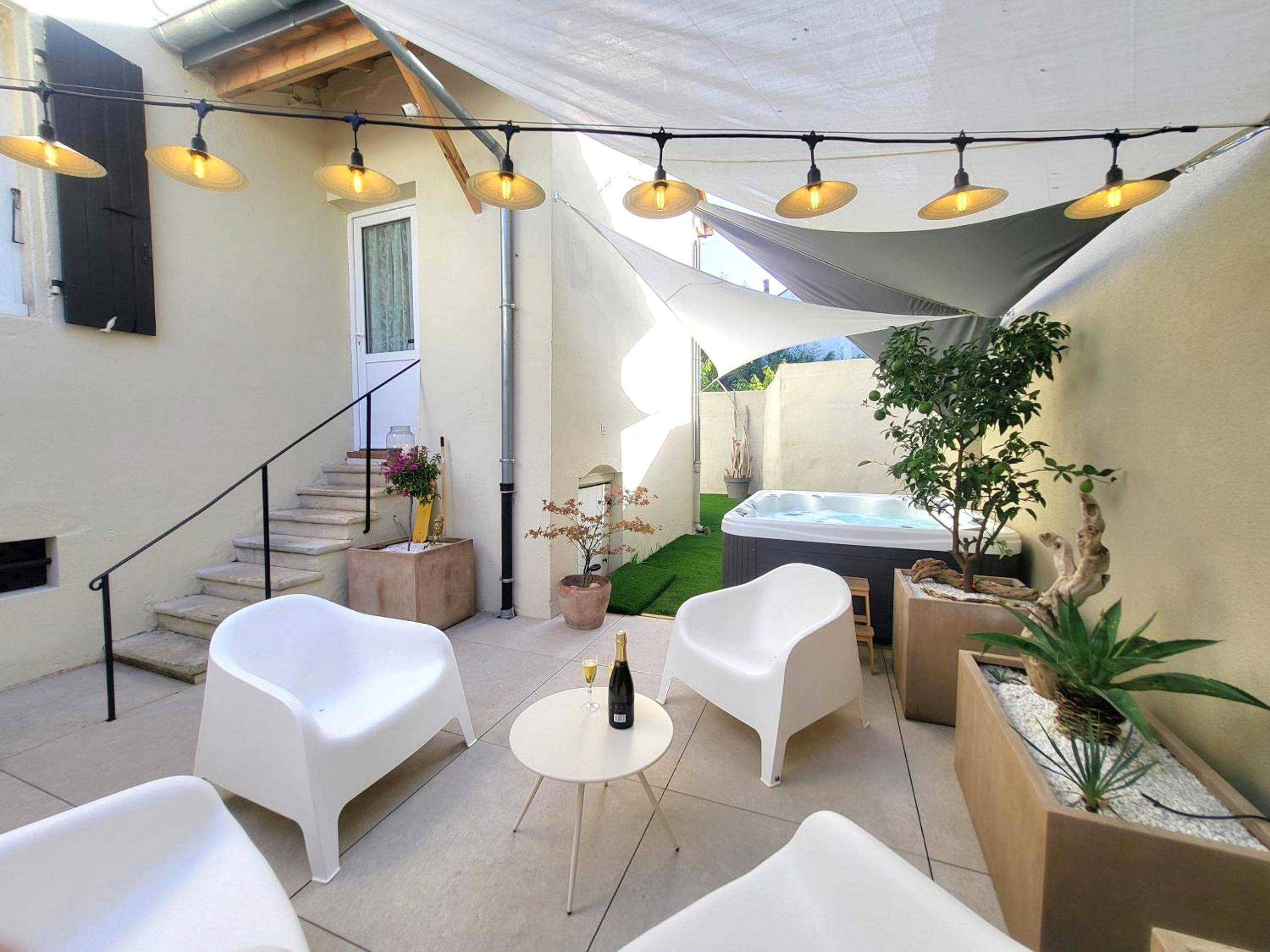 Terrasse aménagée avec salon et jacuzzi - les Cachottiers Montélimar