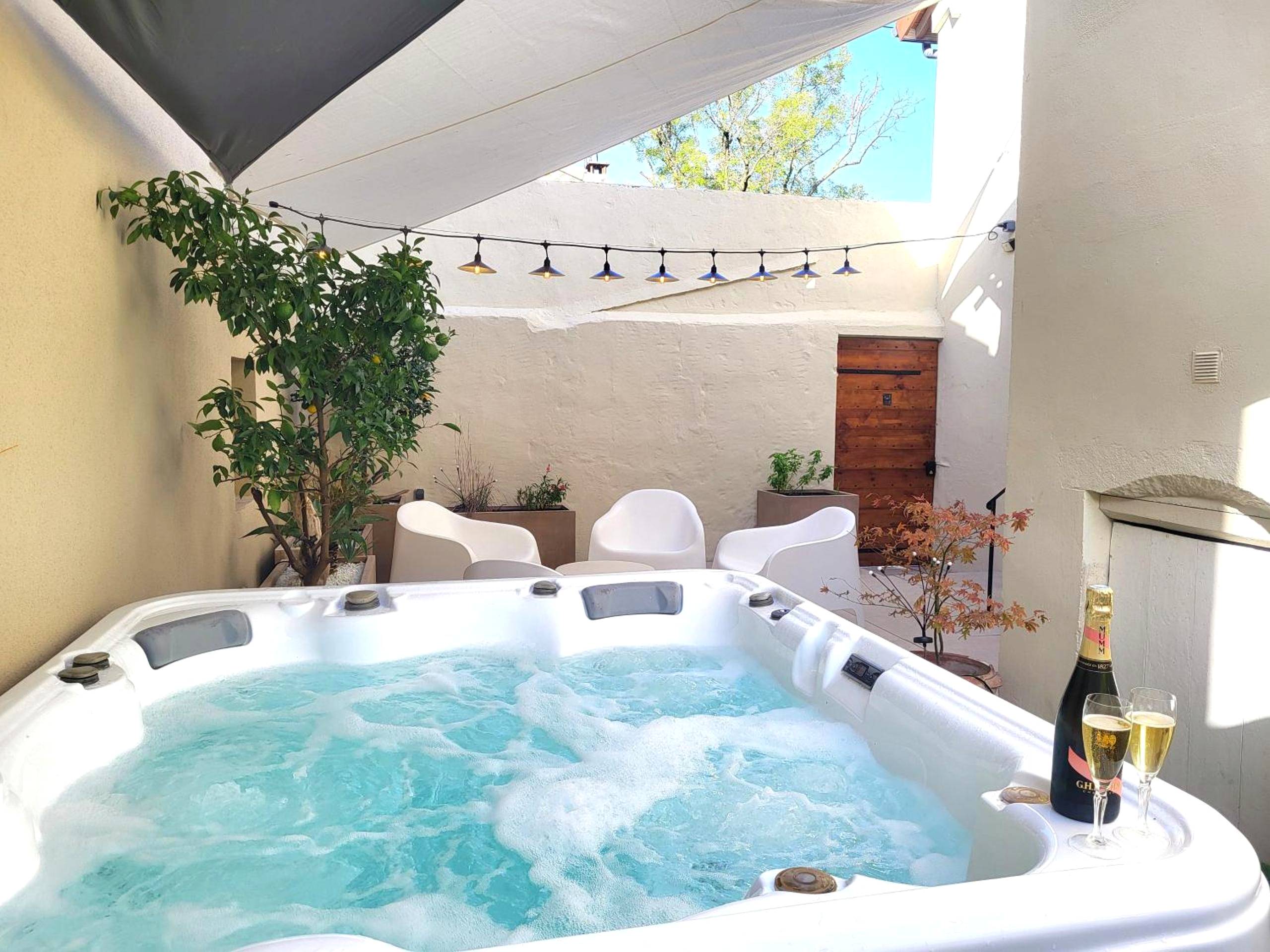 Jacuzzi privatif sous voile d'ombrage - les Cachottiers Montélimar