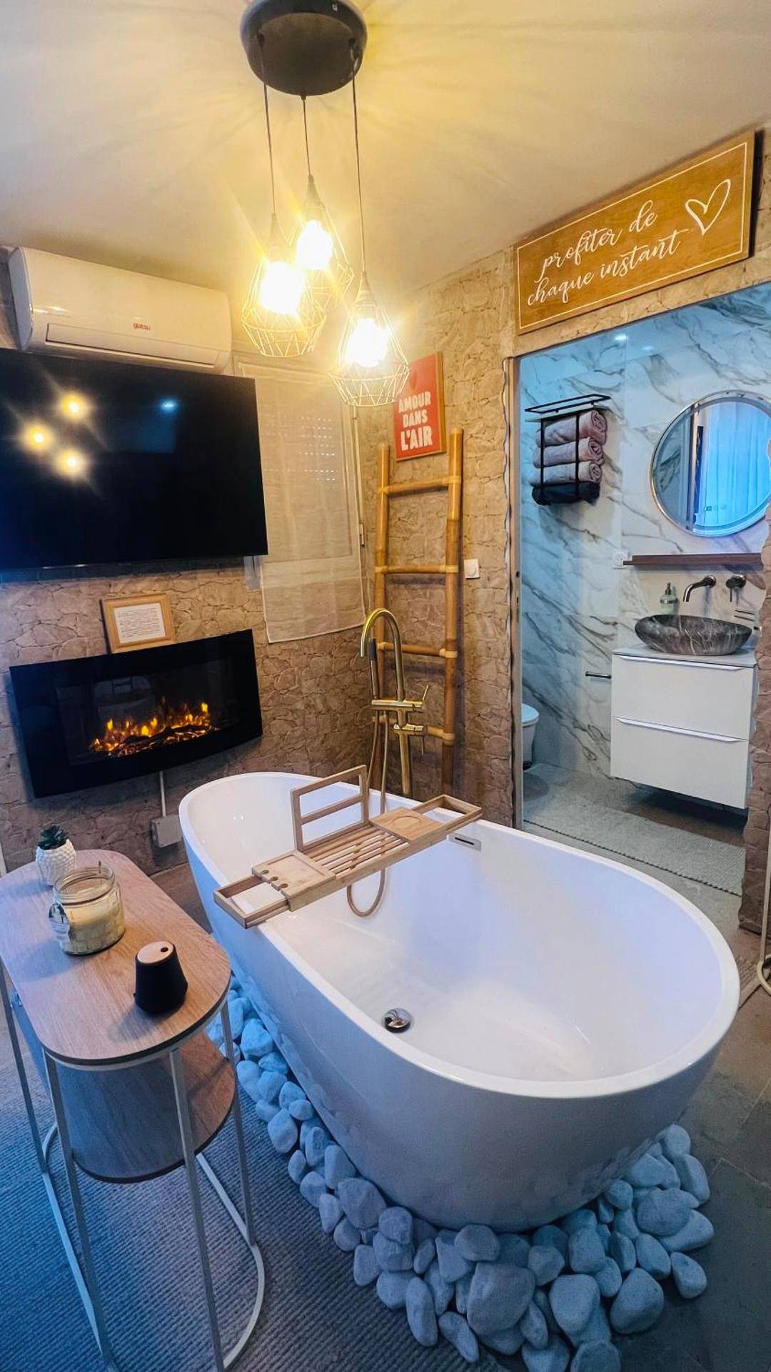 Photo du logement - CANNES Suite luxe avec Baignoire, Piscine bord de Mer