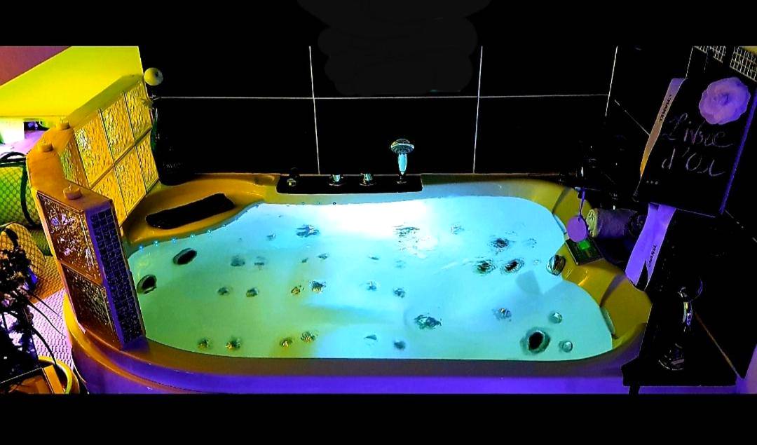 Baignoire balnéo avec éclairage bleu tamisé - Love Room Cannes - CANNES TOIT ET MOI