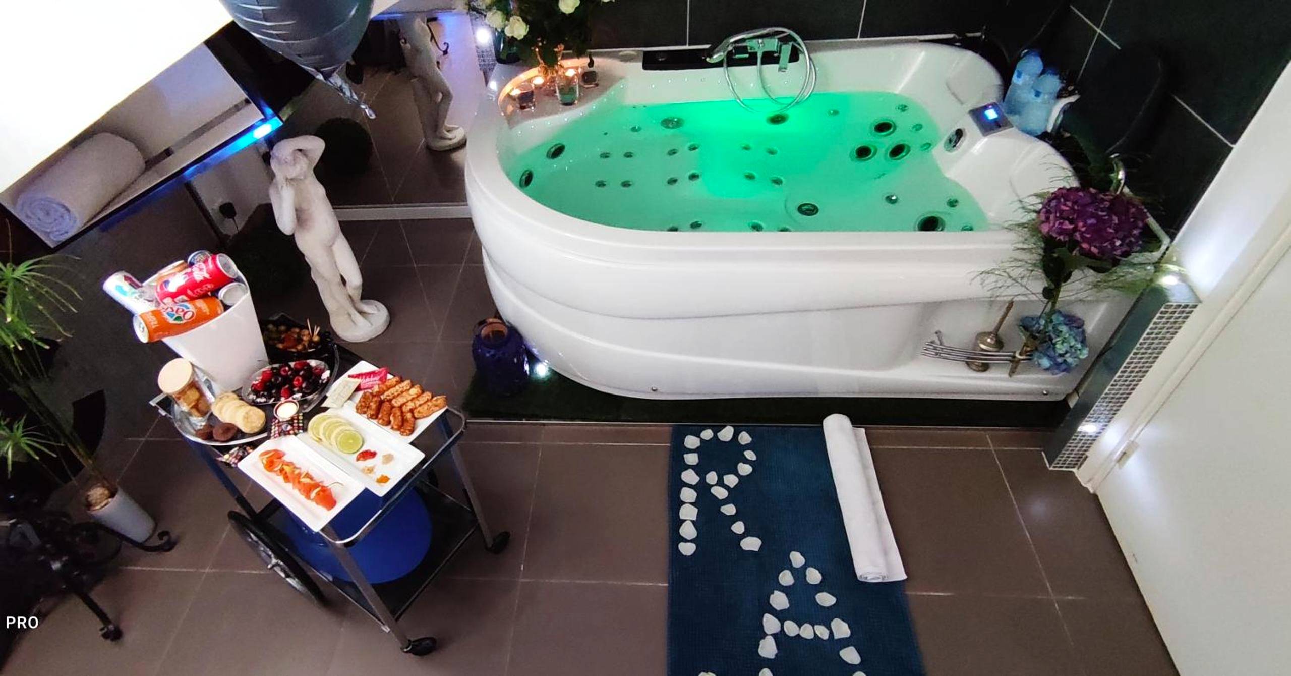 Jacuzzi lumineux et plateau de dégustation - CANNES TOIT ET MOI