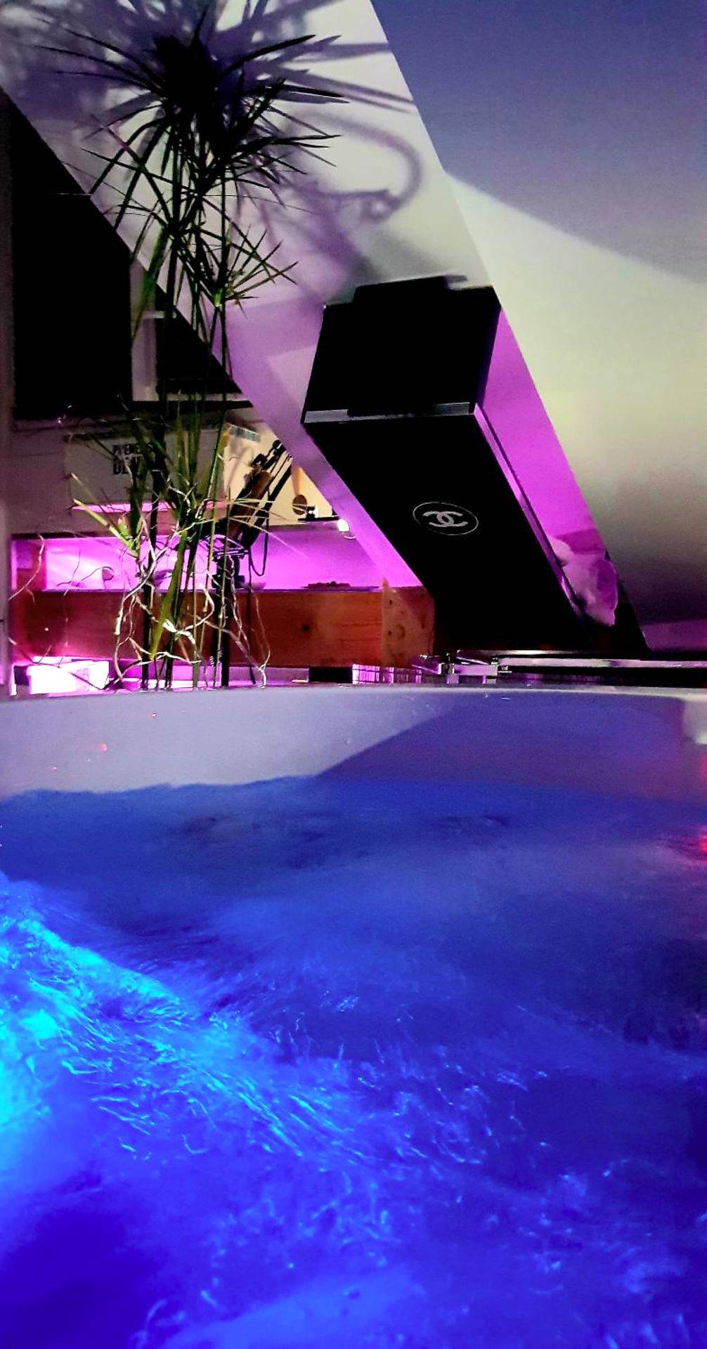 Bain à remous bouillonnant sous lumière violette - CANNES TOIT ET MOI