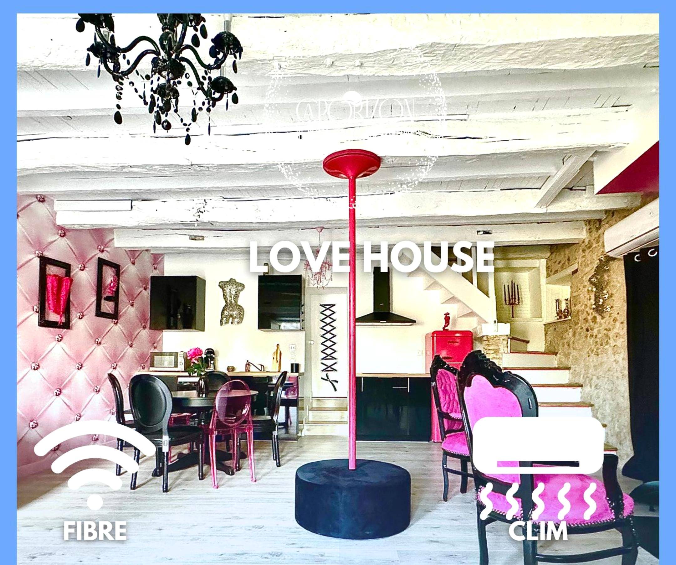 Salon avec barre de pole dance et cuisine - Love Room Biras - Caporizon - Lov'BNB - La seule Love House de Dordogne