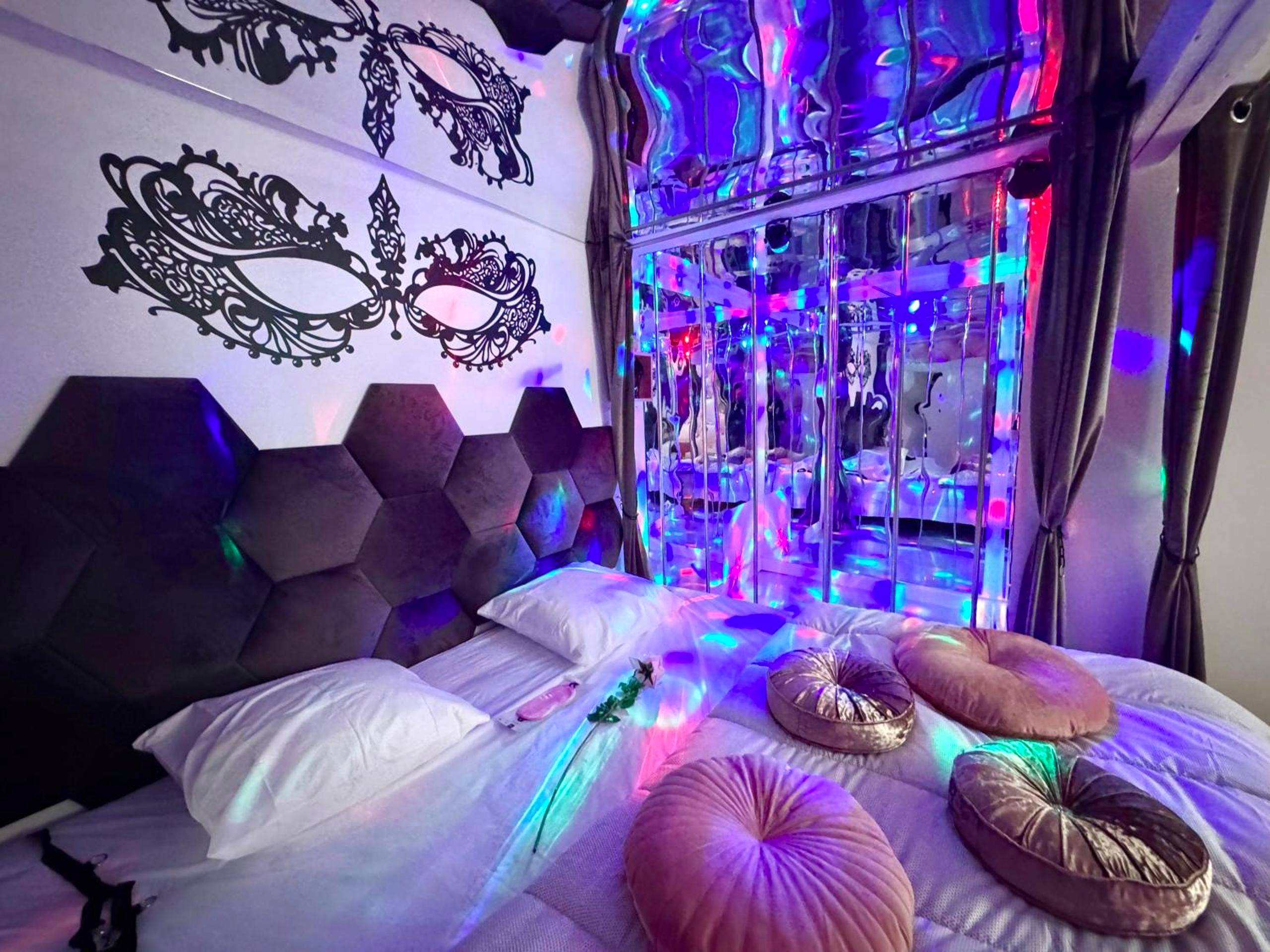 Chambre avec miroirs et jeux de lumières - Caporizon - Lov'BNB - La seule Love House de Dordogne