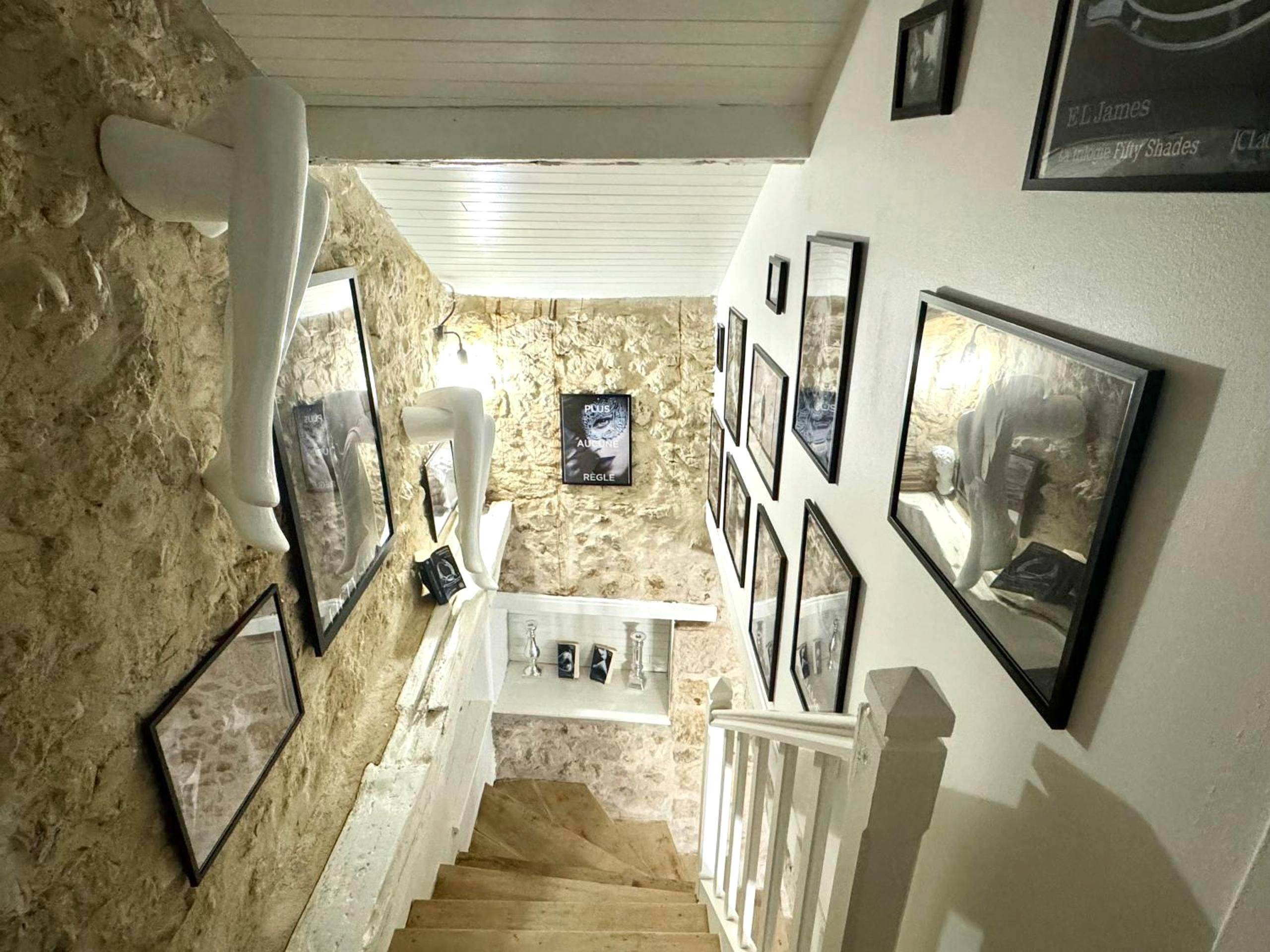 Escalier avec décoration murale thématique - Caporizon - Lov'BNB - La seule Love House de Dordogne