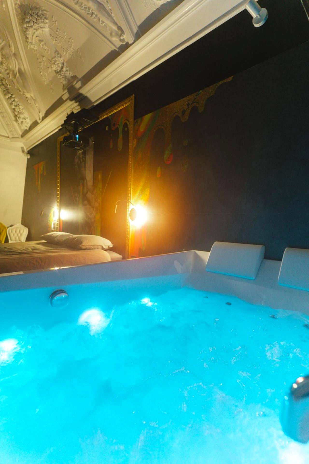 Baignoire balnéo éclairée en bleu - Capsule Art Déco - Jacuzzi - Netflix - Home Cinéma - Arcade de jeux & Nintendo...