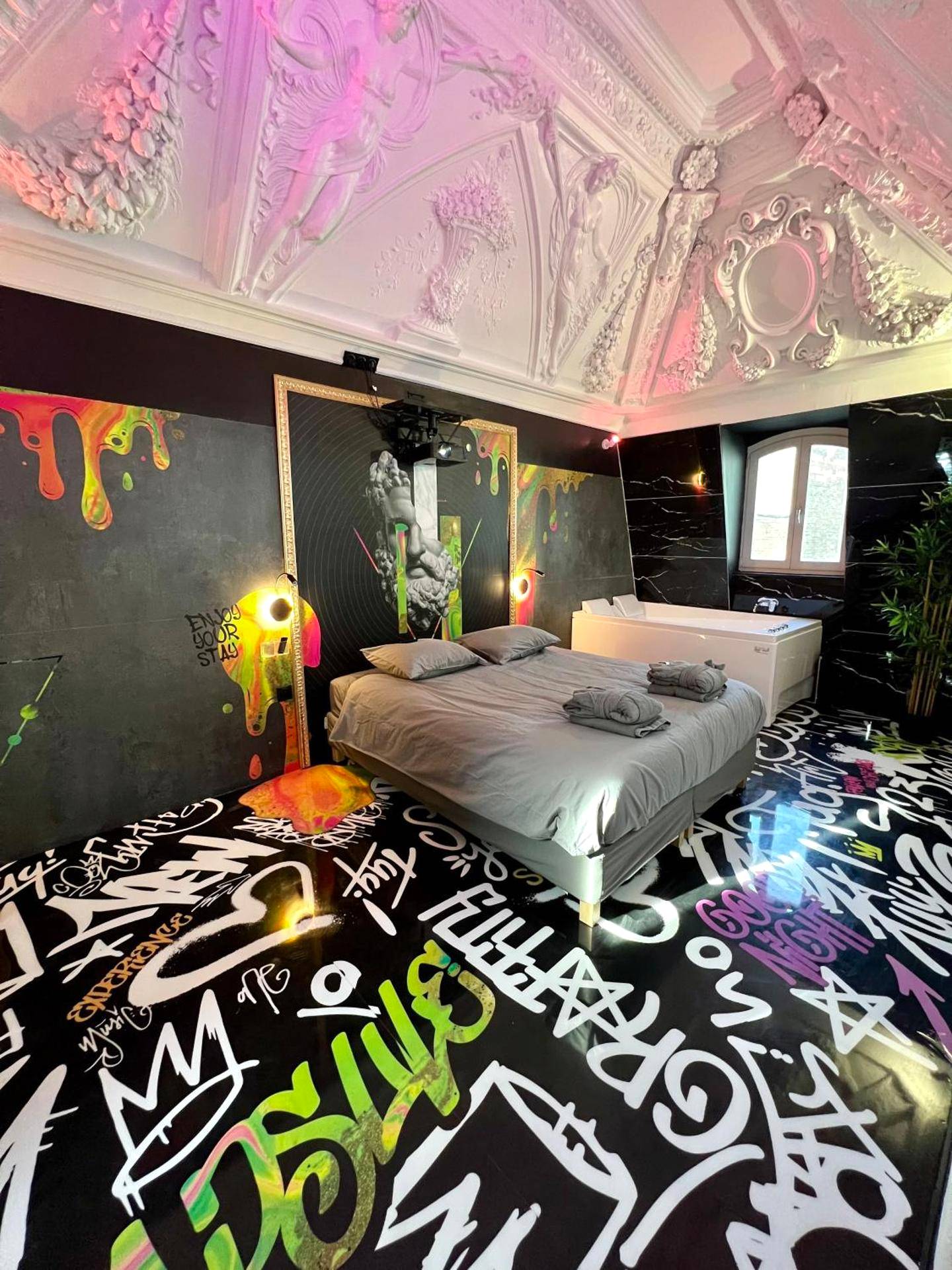 Photo - Capsule Art Déco - Jacuzzi - Netflix - Home Cinéma - Arcade de jeux & Nintendo switch - 2 chambres - Filet suspendu