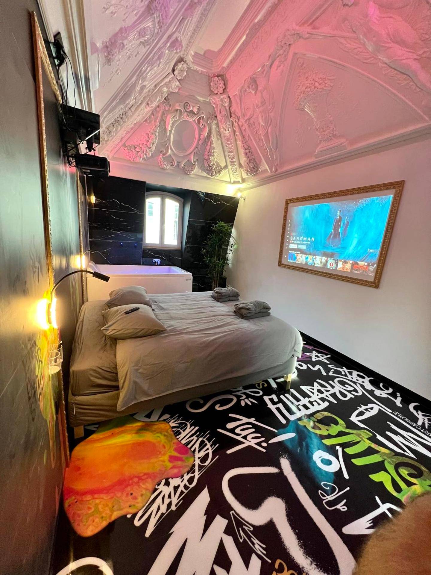 Lit double face à un écran géant - Capsule Art Déco - Jacuzzi - Netflix - Home Cinéma - Arcade de jeux & Nintendo switch...