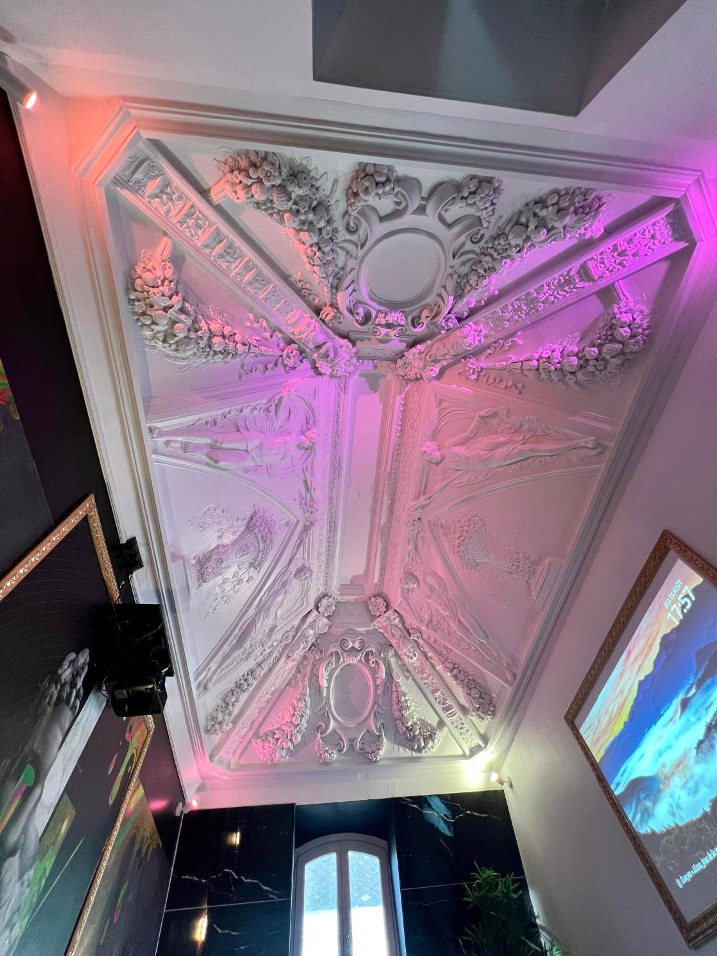 Plafond avec moulures anciennes et néons roses - Capsule Art Déco - Jacuzzi - Netflix - Home Cinéma - Arcade de jeux &...