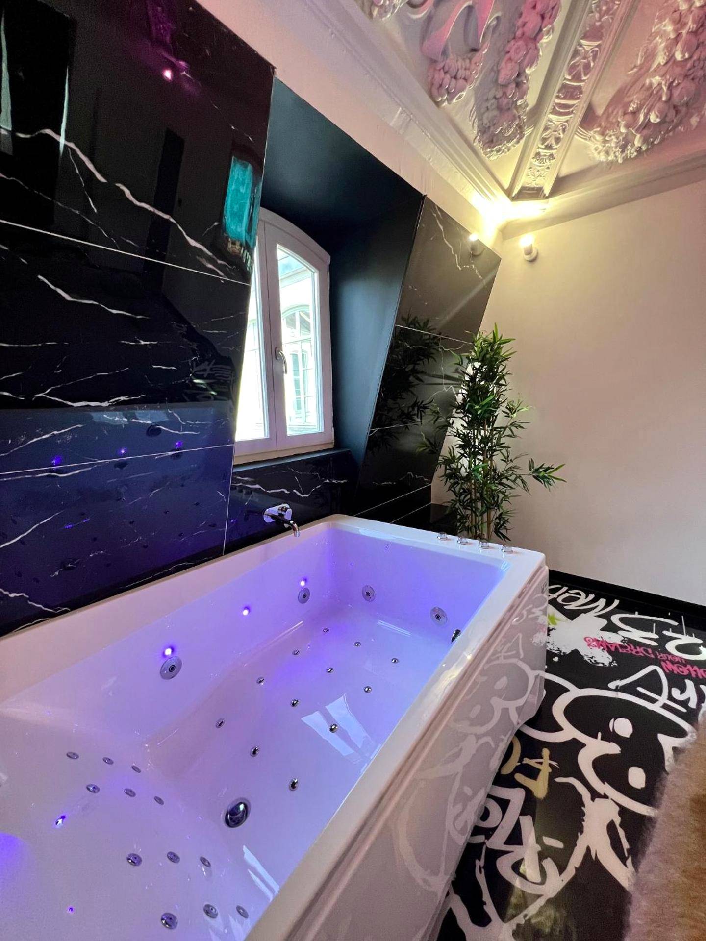 Baignoire balnéo avec jets et lumières violettes - Capsule Art Déco - Jacuzzi - Netflix - Home Cinéma - Arcade de jeux &...