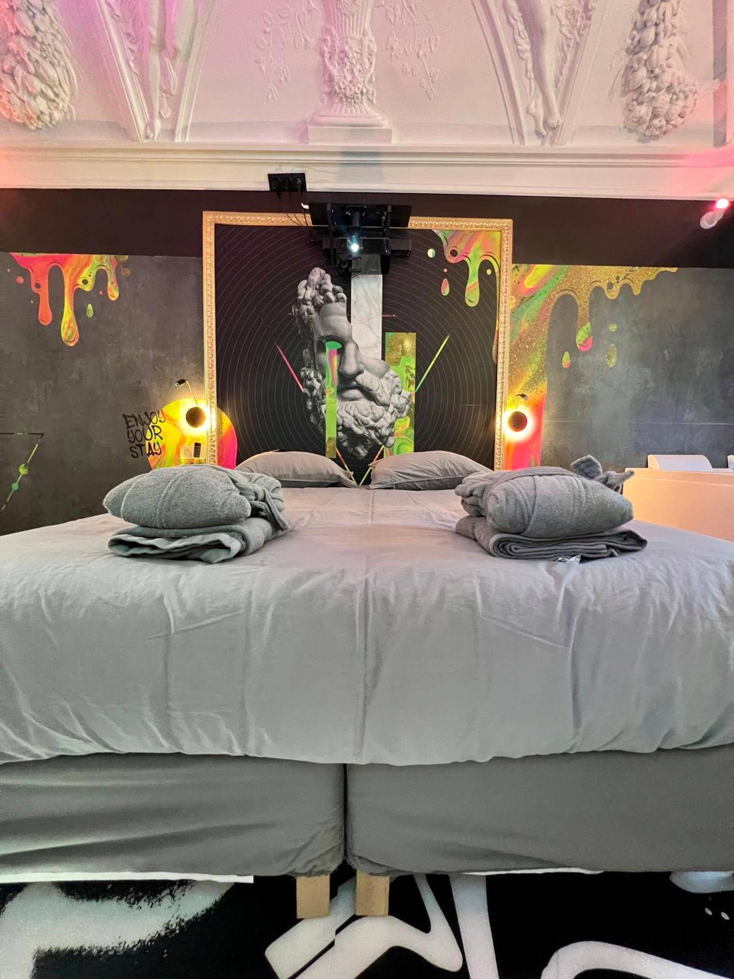 Photo - Capsule Art Déco - Jacuzzi - Netflix - Home Cinéma - Arcade de jeux & Nintendo switch - 2 chambres - Filet suspendu