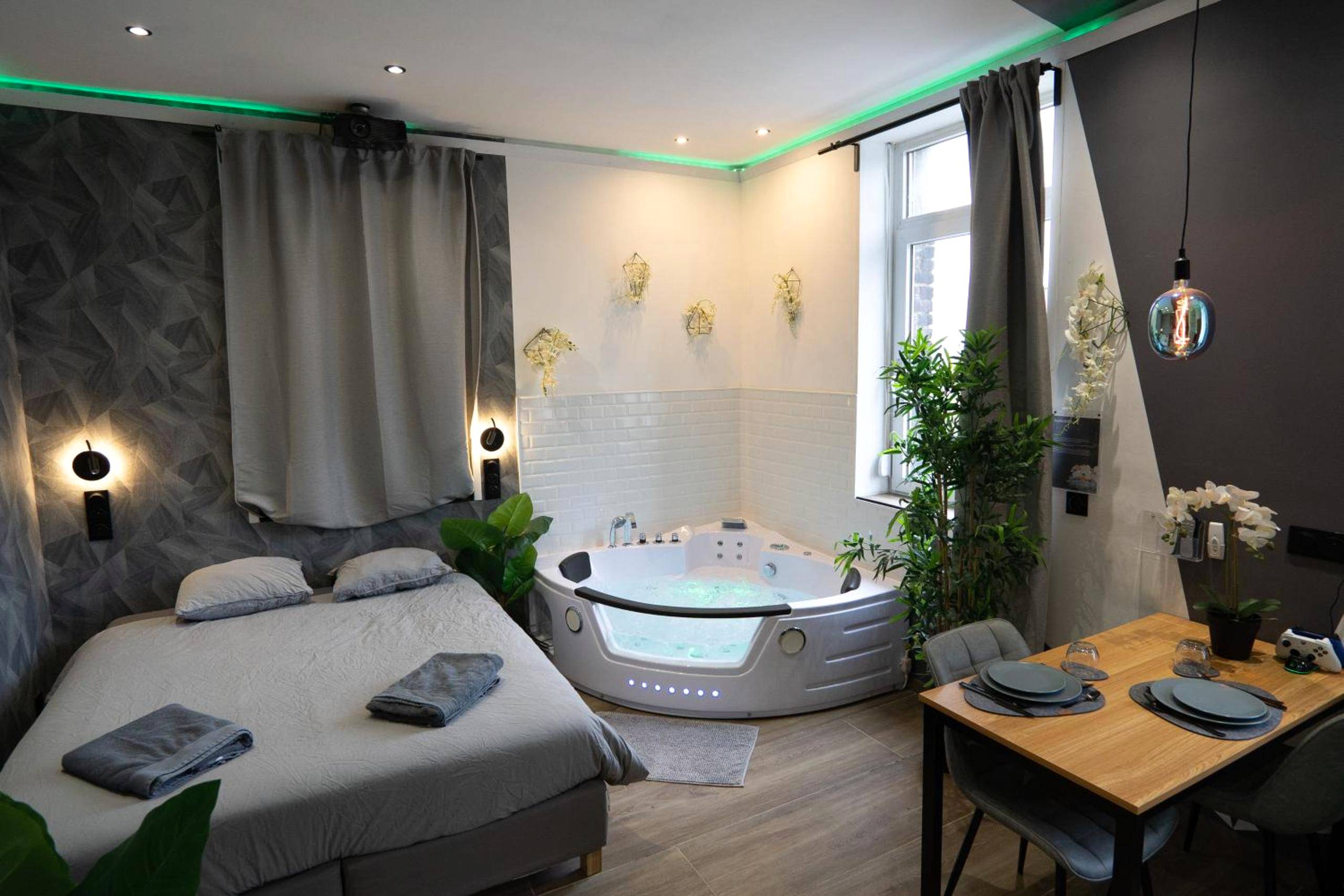 Baignoire balnéo lumineuse et coin repas - Capsule color deluxe Balnéo I écran home cinéma I console de jeux
