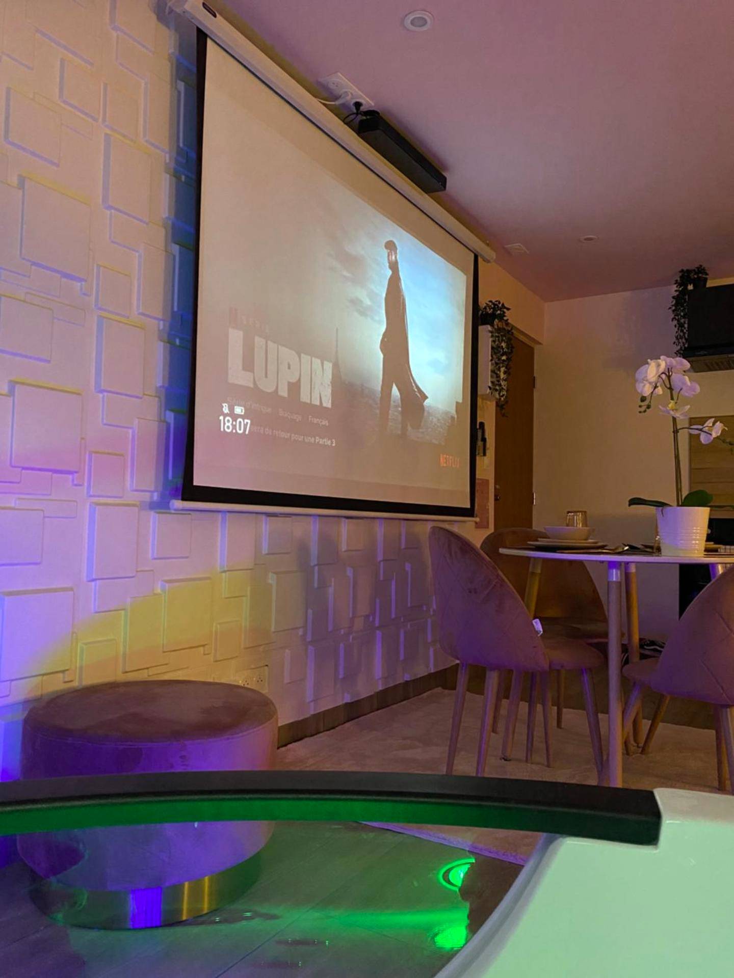 Photo du logement - Capsule color deluxe Balnéo I écran home cinéma I console de jeux