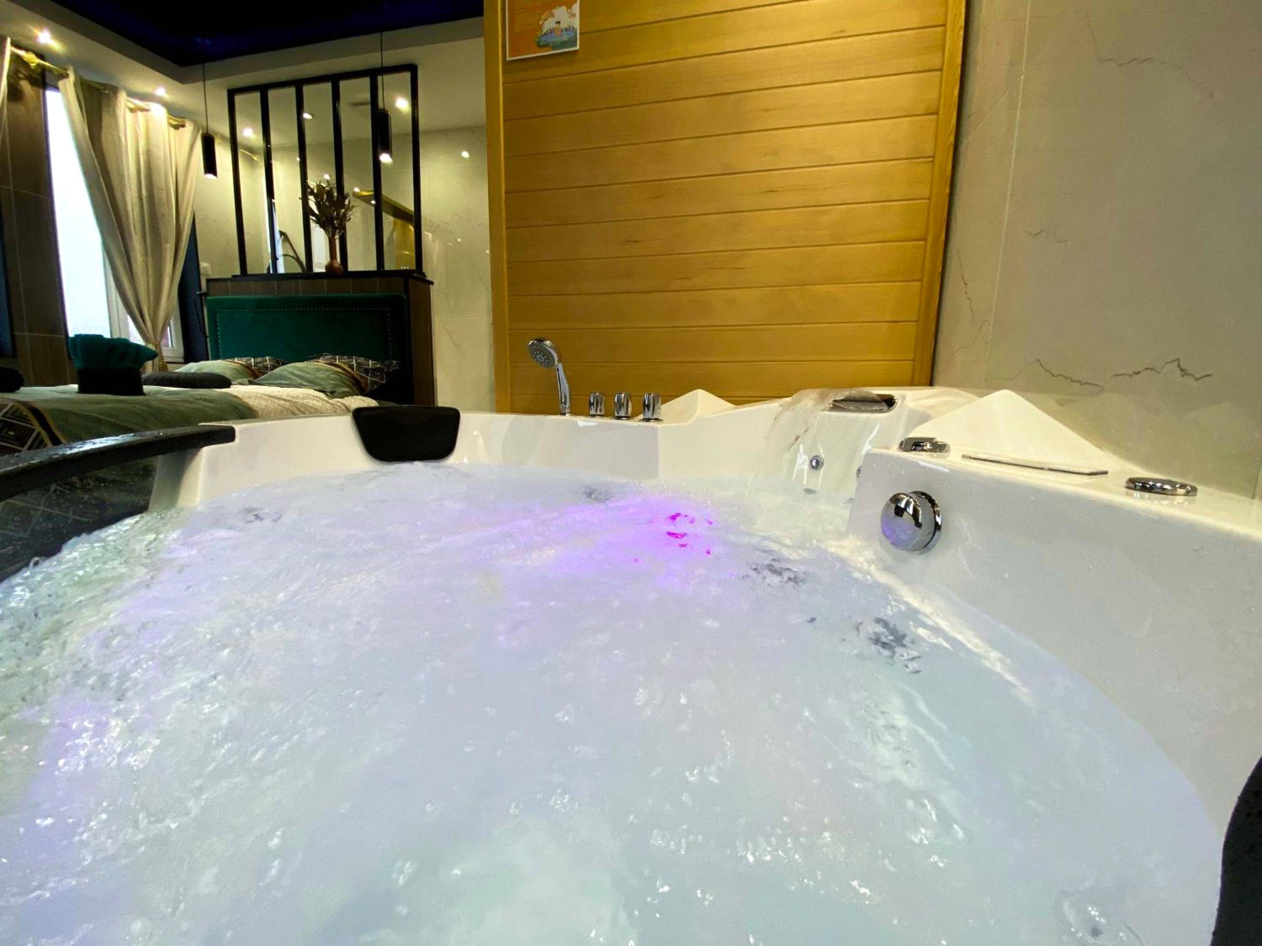 Zoom sur baignoire balnéo en fonction - Capsule Egypte - Jacuzzi - Sauna - Billard - Netflix & Home cinéma - Nintendo...
