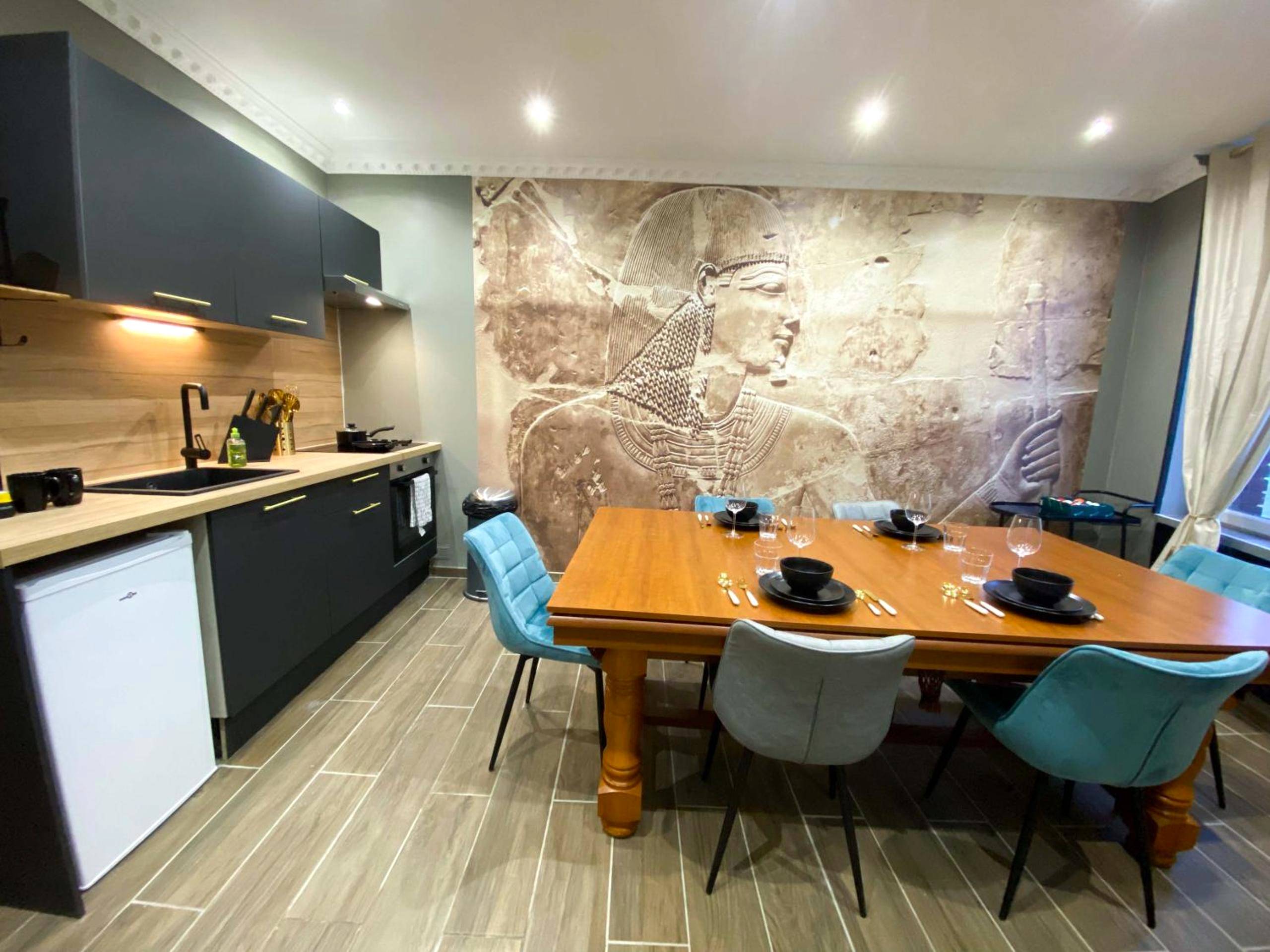 Cuisine équipée et table avec fresque égyptienne - Capsule Egypte - Jacuzzi - Sauna - Billard - Netflix & Home cinéma -...