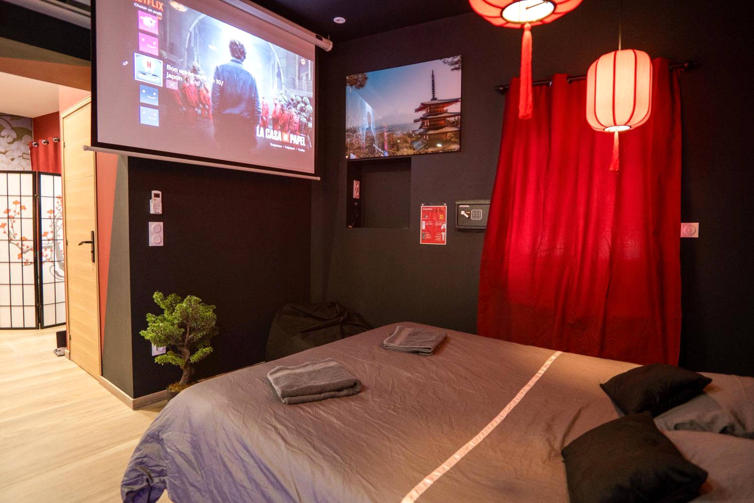 Écran de projection face au lit et bonsaï - Capsule Japon - Jacuzzi - Netflix & Ecran Cinéma - Xbox