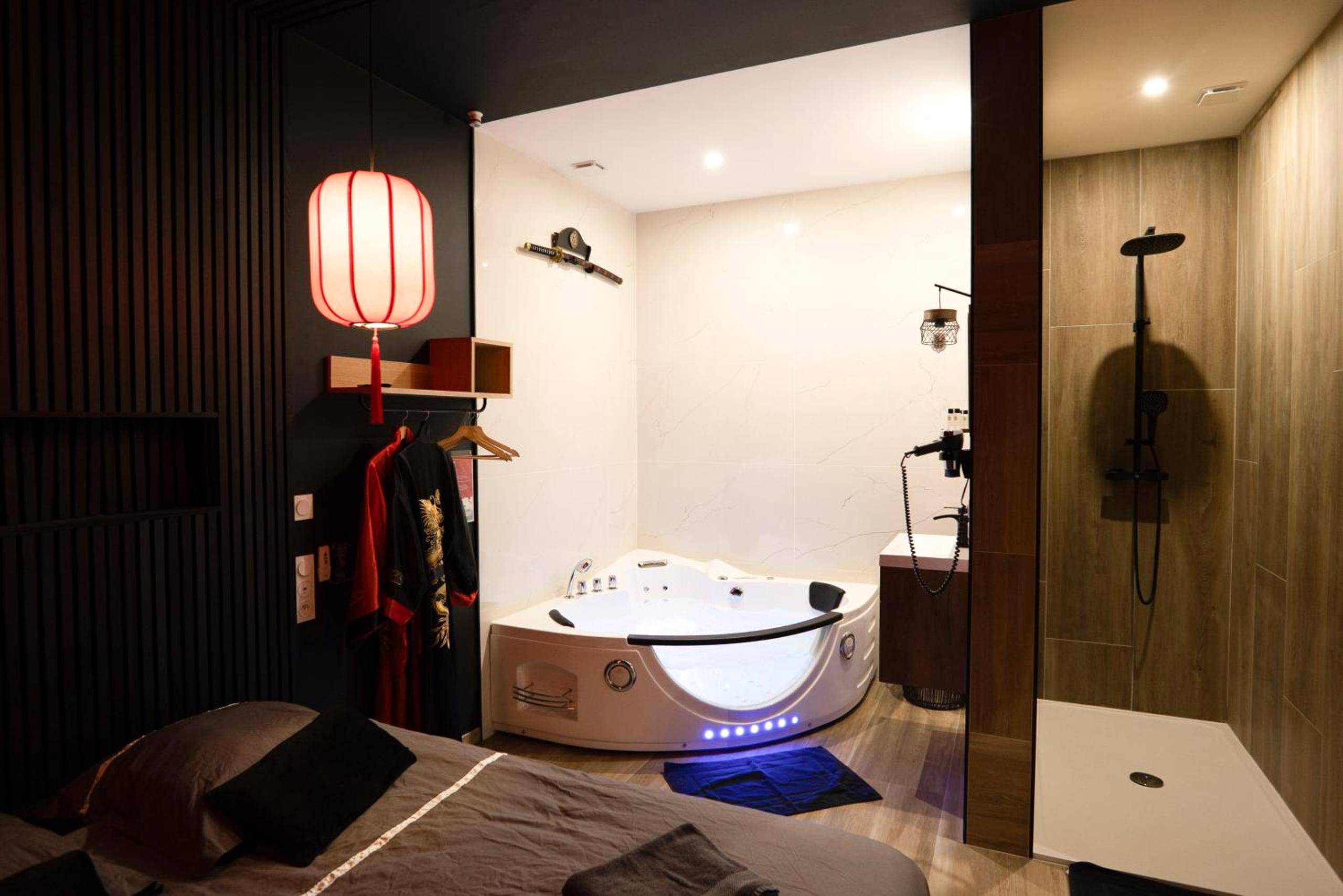 Baignoire balnéo lumineuse et douche à l'italienne - Capsule Japon - Jacuzzi - Netflix & Ecran Cinéma - Xbox