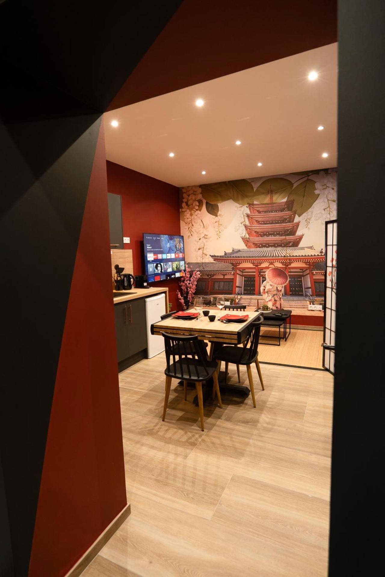 Espace dînatoire avec fresque murale japonaise - Capsule Japon - Jacuzzi - Netflix & Ecran Cinéma - Xbox