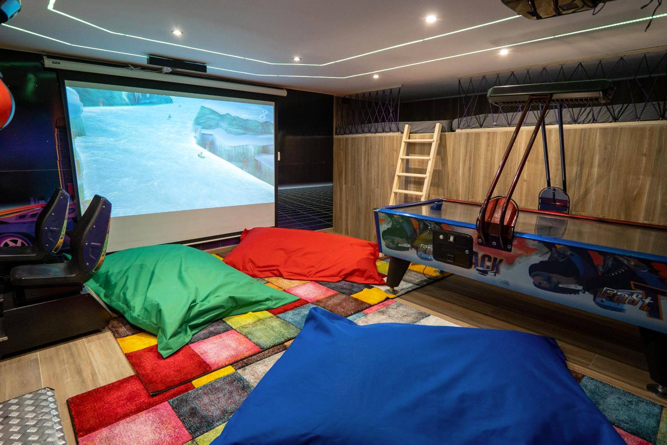 Espace home cinéma avec poufs et air hockey - Capsule Luna Park - Jacuzzi - Sauna - Jeux & Arcades - Billard - Netflix &...