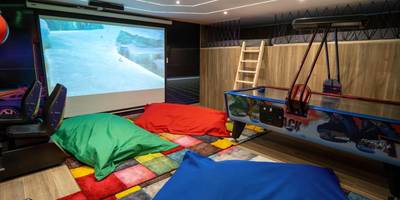Espace home cinéma avec poufs et air hockey - Capsule Luna Park - Jacuzzi - Sauna - Jeux & Arcades - Billard - Netflix &...