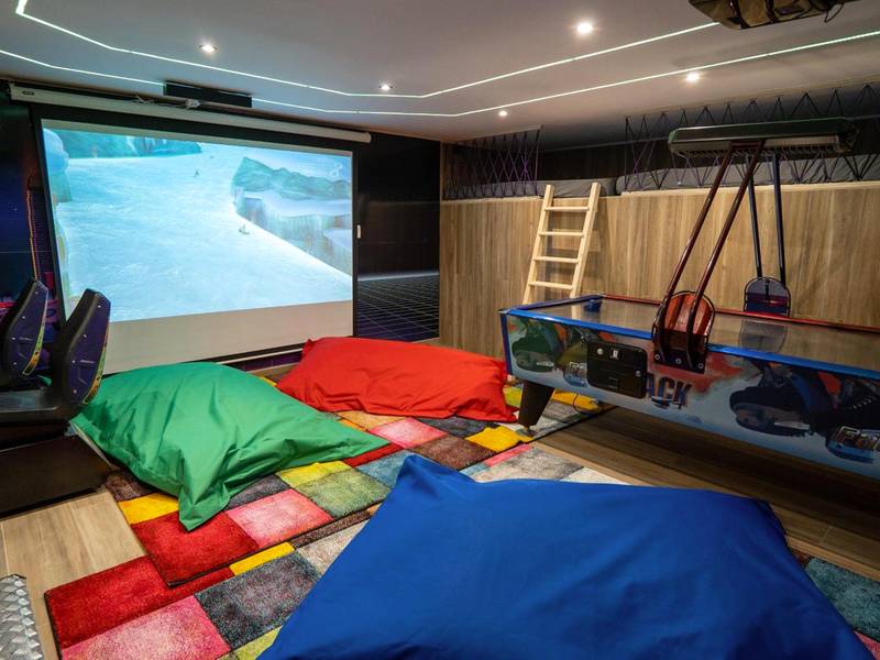 Espace home cinéma avec poufs et air hockey - Capsule Luna Park - Jacuzzi - Sauna - Jeux & Arcades - Billard - Netflix &...
