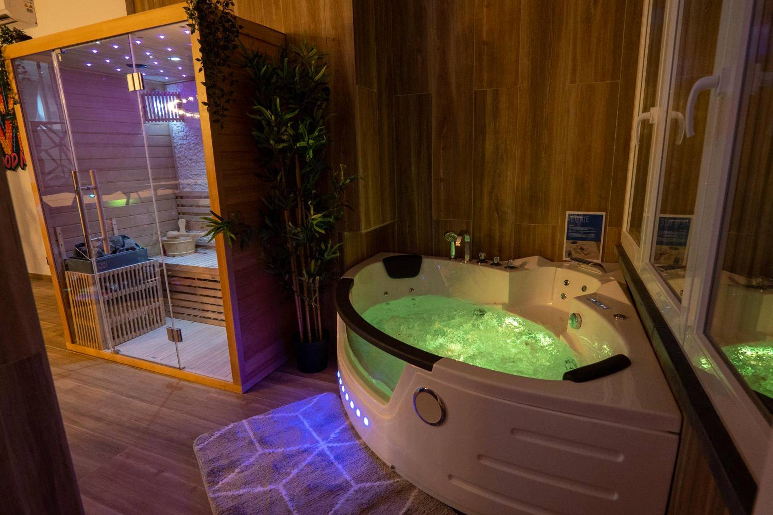 Baignoire balnéo lumineuse et sauna privatif - Capsule Luna Park - Jacuzzi - Sauna - Jeux & Arcades - Billard - Netflix...