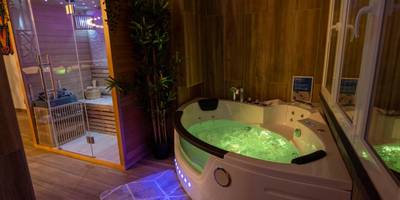 Baignoire balnéo lumineuse et sauna privatif - Capsule Luna Park - Jacuzzi - Sauna - Jeux & Arcades - Billard - Netflix...